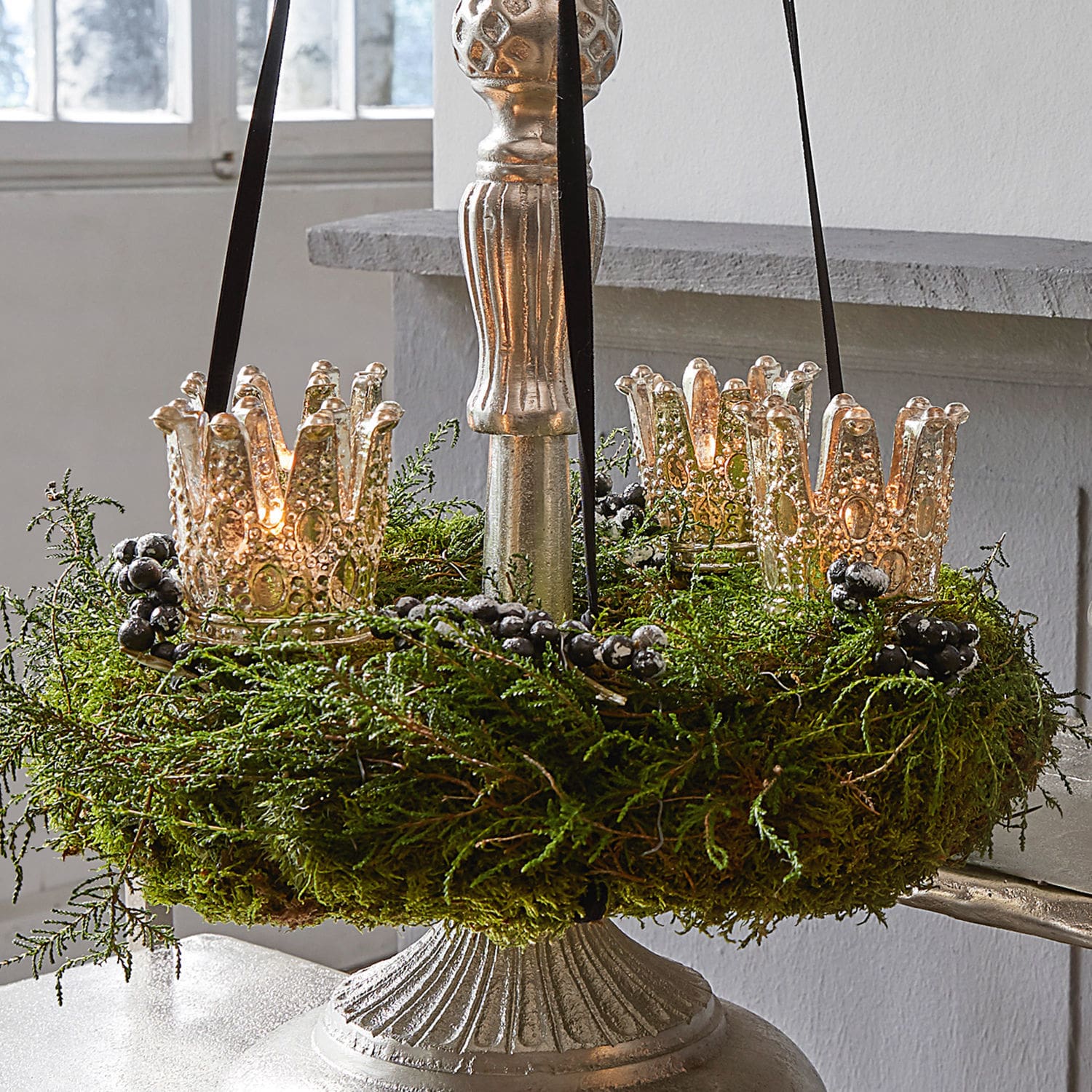 Set di 4 portacandele con supporto Melina Portacandele decorativo in ottone con muschio verde e bacche nere per interni