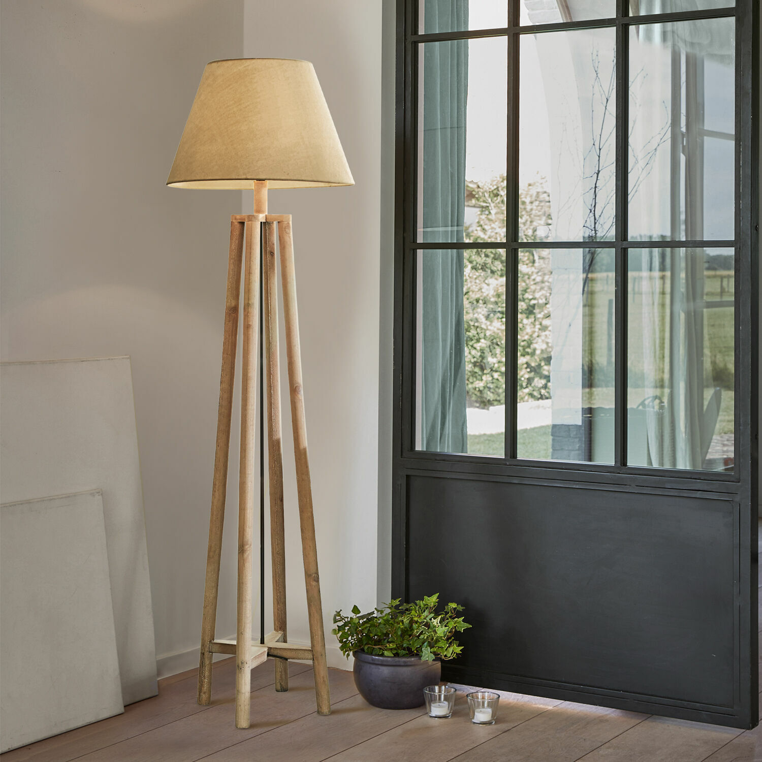Lampada da terra Edgewood Lampada da terra in legno con paralume beige in interno moderno e luminoso