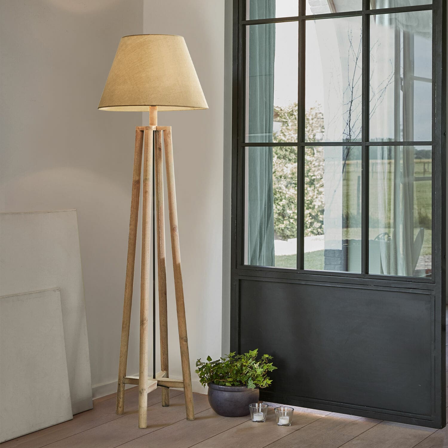 Lampada da terra Edgewood Lampada da terra in legno con paralume beige in interno moderno e luminoso