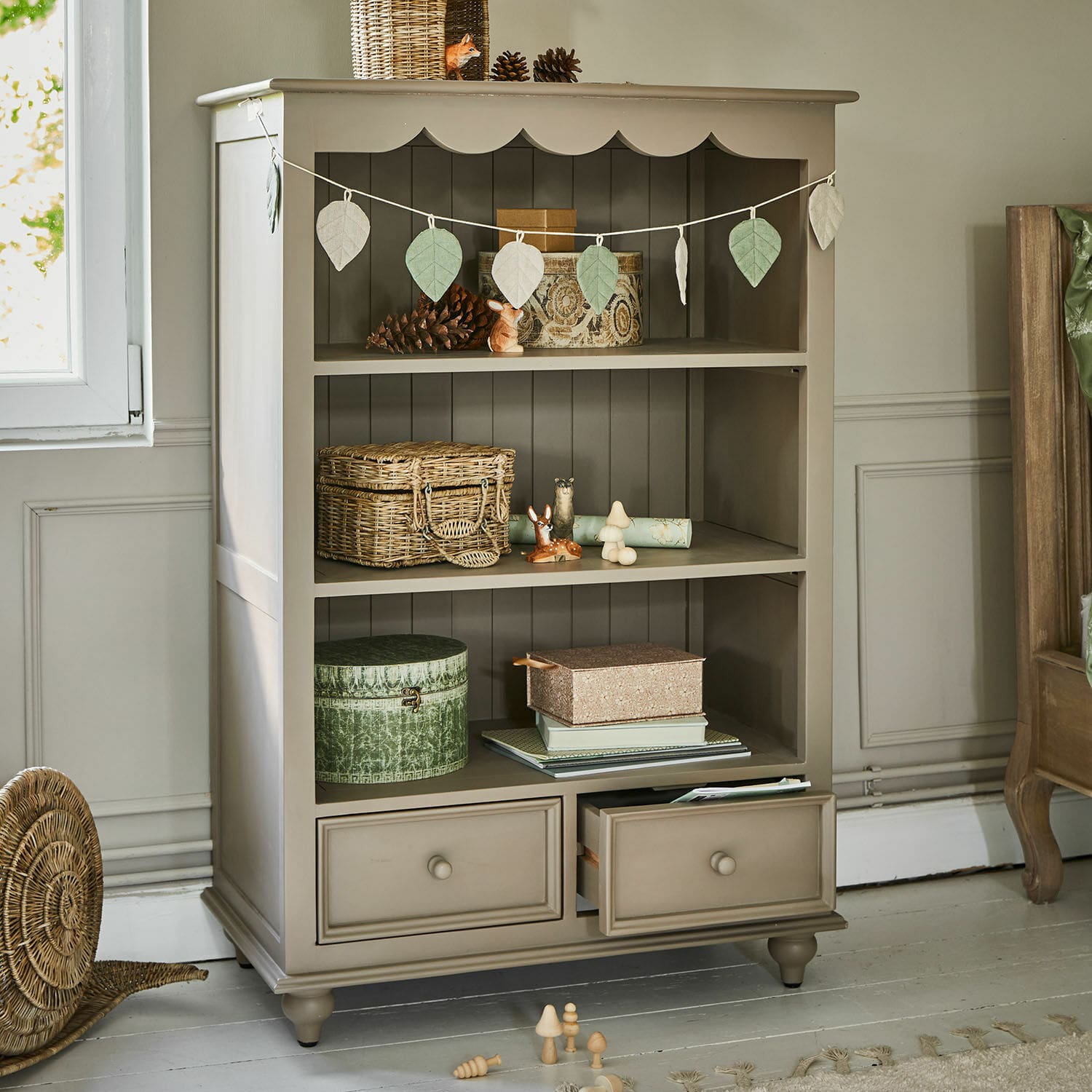 Scaffale Sorvanne Mobile beige in legno con ripiani e cassetti, decorato con oggetti naturali e cesti intrecciati