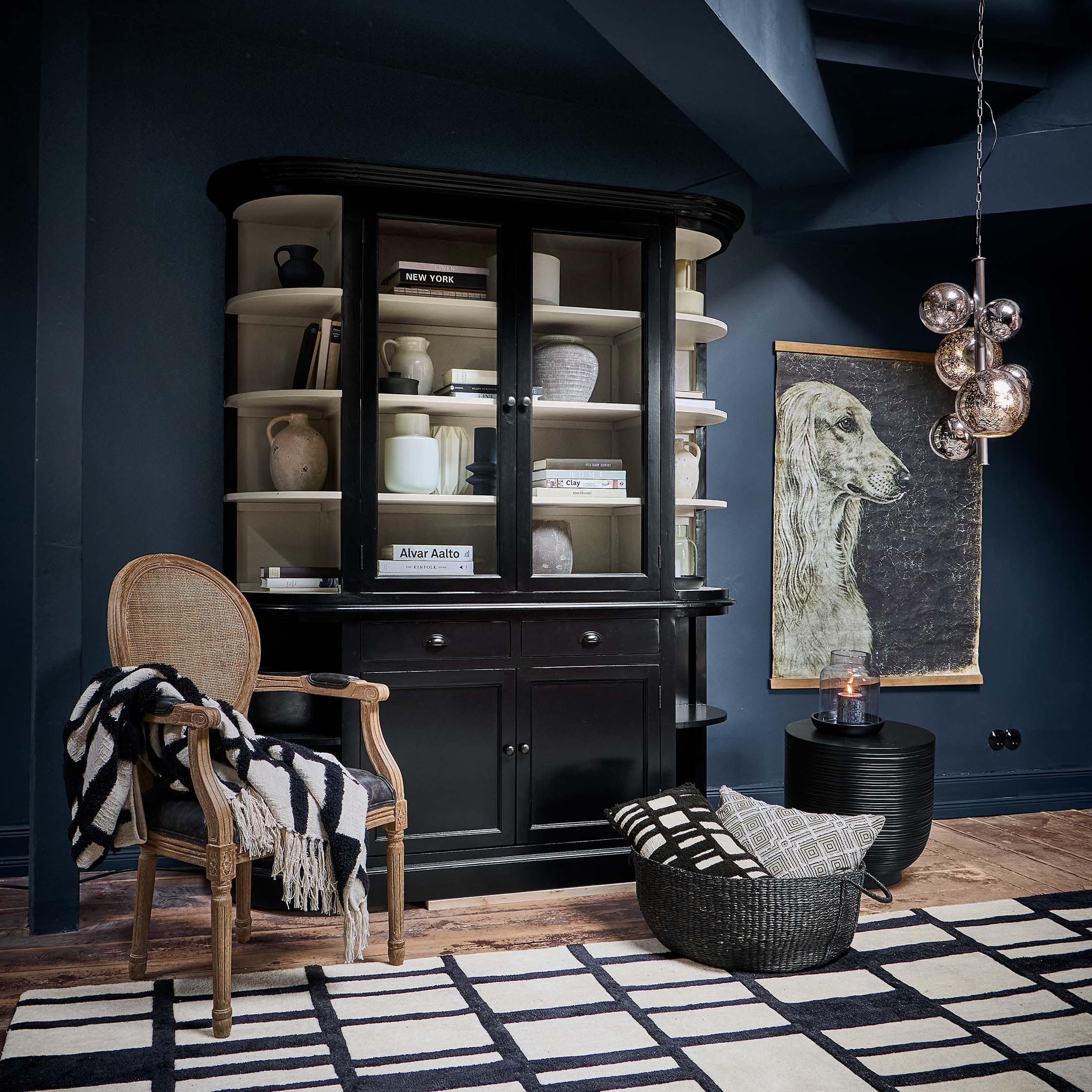 Vetrina in legno nero con ante in vetro e scaffali decorativi in stile vintage