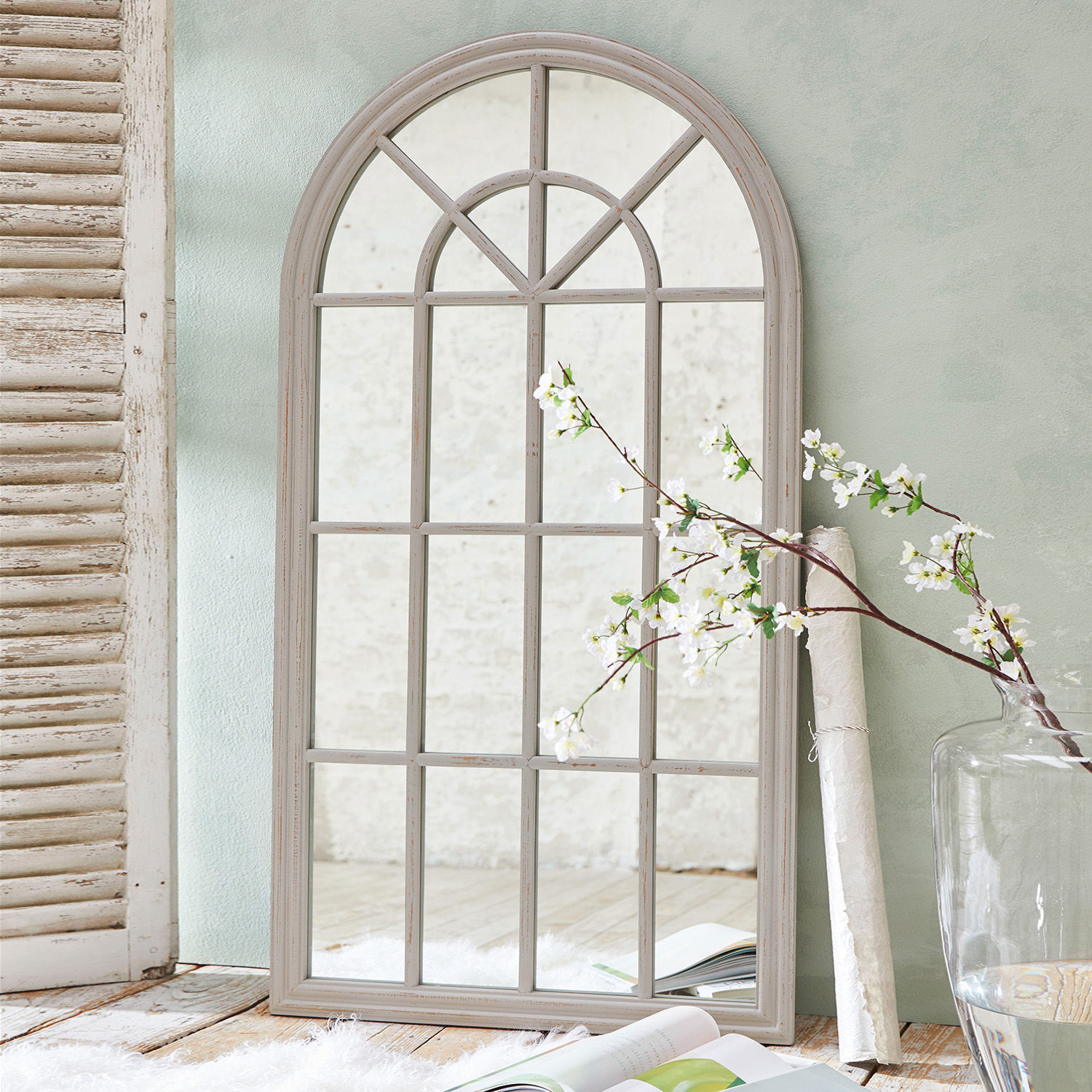 Specchio Elters Specchio decorativo in legno grigio con motivo ad arco e decorazione floreale in stile vintage