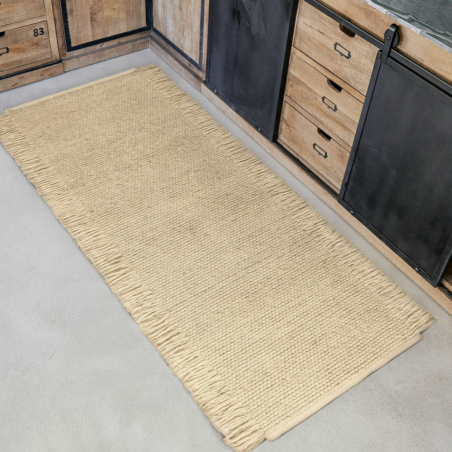 Passatoia Levraut Tappeto beige con frange in materiale naturale su pavimento cucina stile rustico