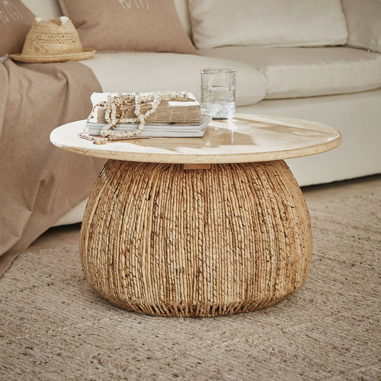 Tavolino da salotto Casaletti Tavolino rotondo con piano in marmo chiaro e base in rattan intrecciato colore naturale