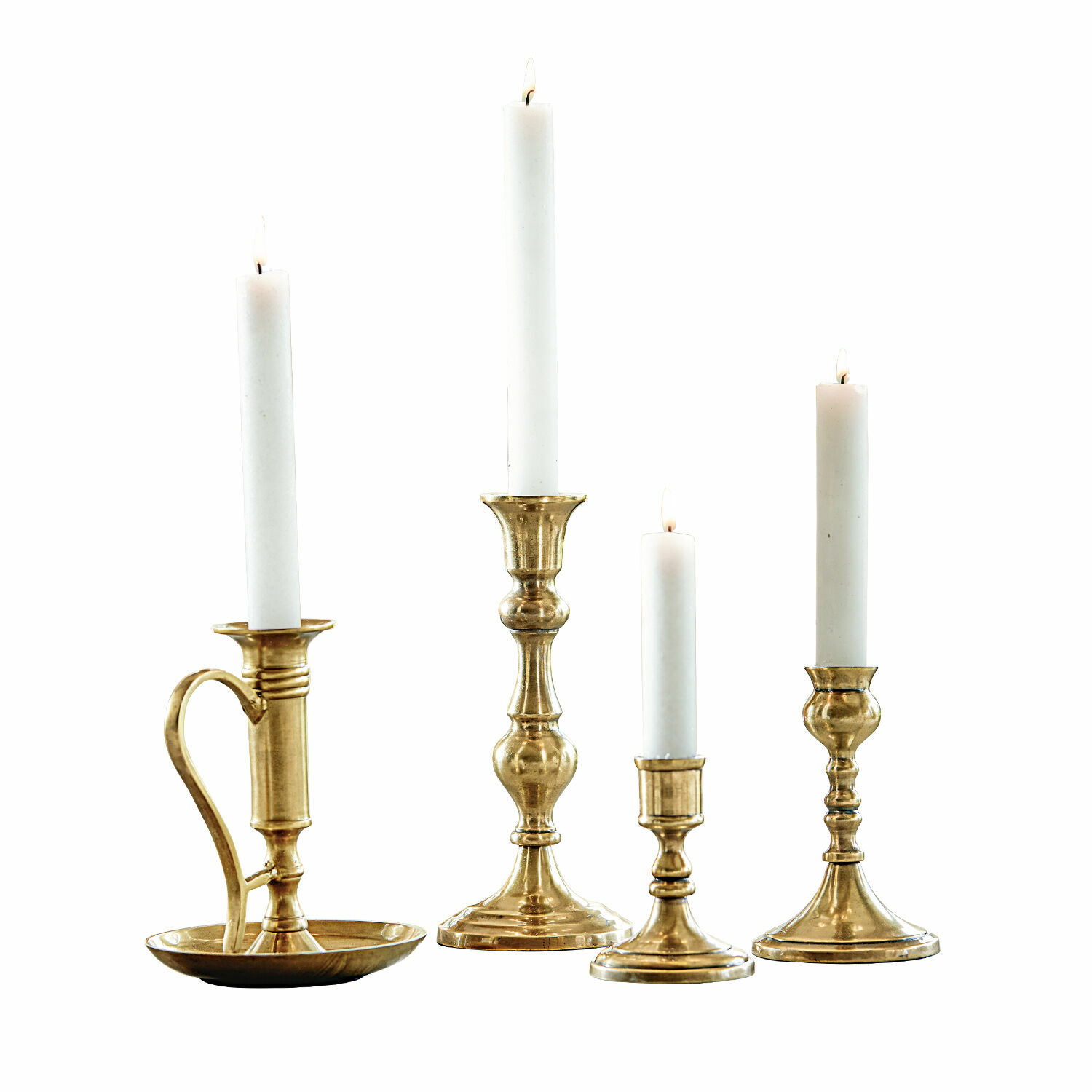 Set di 4 candelieri Maxéville Set di quattro candelabri in ottone con candele bianche, decorazione d'interni classica