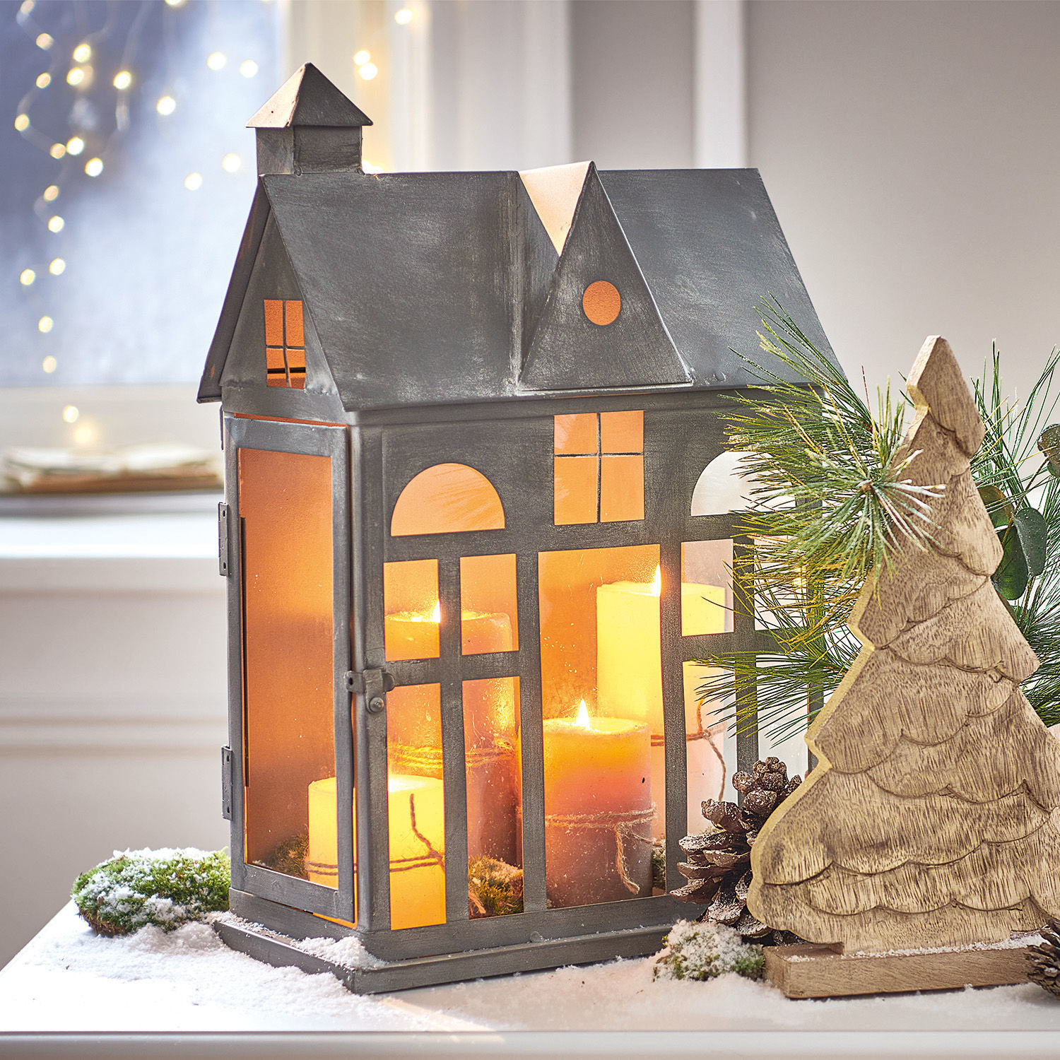Lanterna Sweet Home Lanterna in metallo a forma di casa con vetro arancione e candele, decorazione invernale
