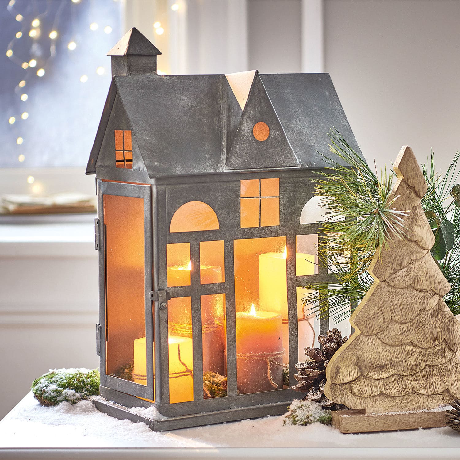 Lanterna Sweet Home Lanterna in metallo a forma di casa con vetro arancione e candele, decorazione invernale