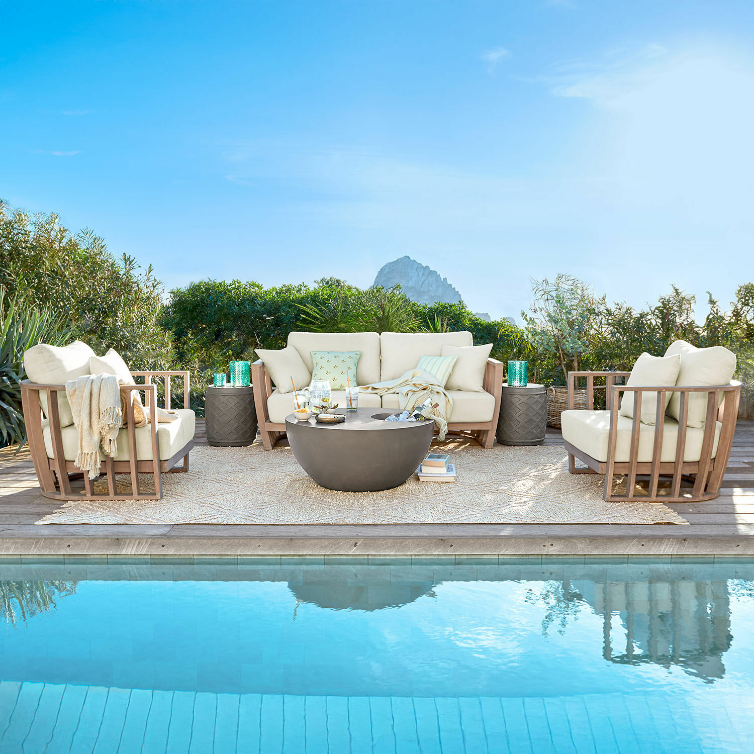 Salottino FSC®-100% Vézère Set di mobili da giardino con cuscini beige e struttura in legno vicino alla piscina sulla terrazza