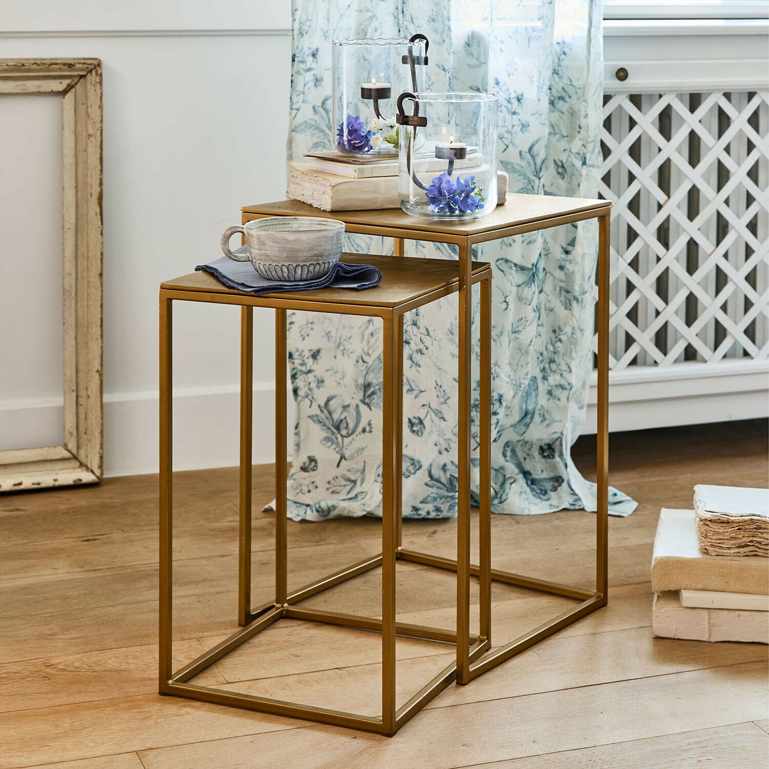 Coppia di tavolini di complemento Olvenzo Set di due tavolini in metallo dorato dal design minimalista per soggiorno moderno