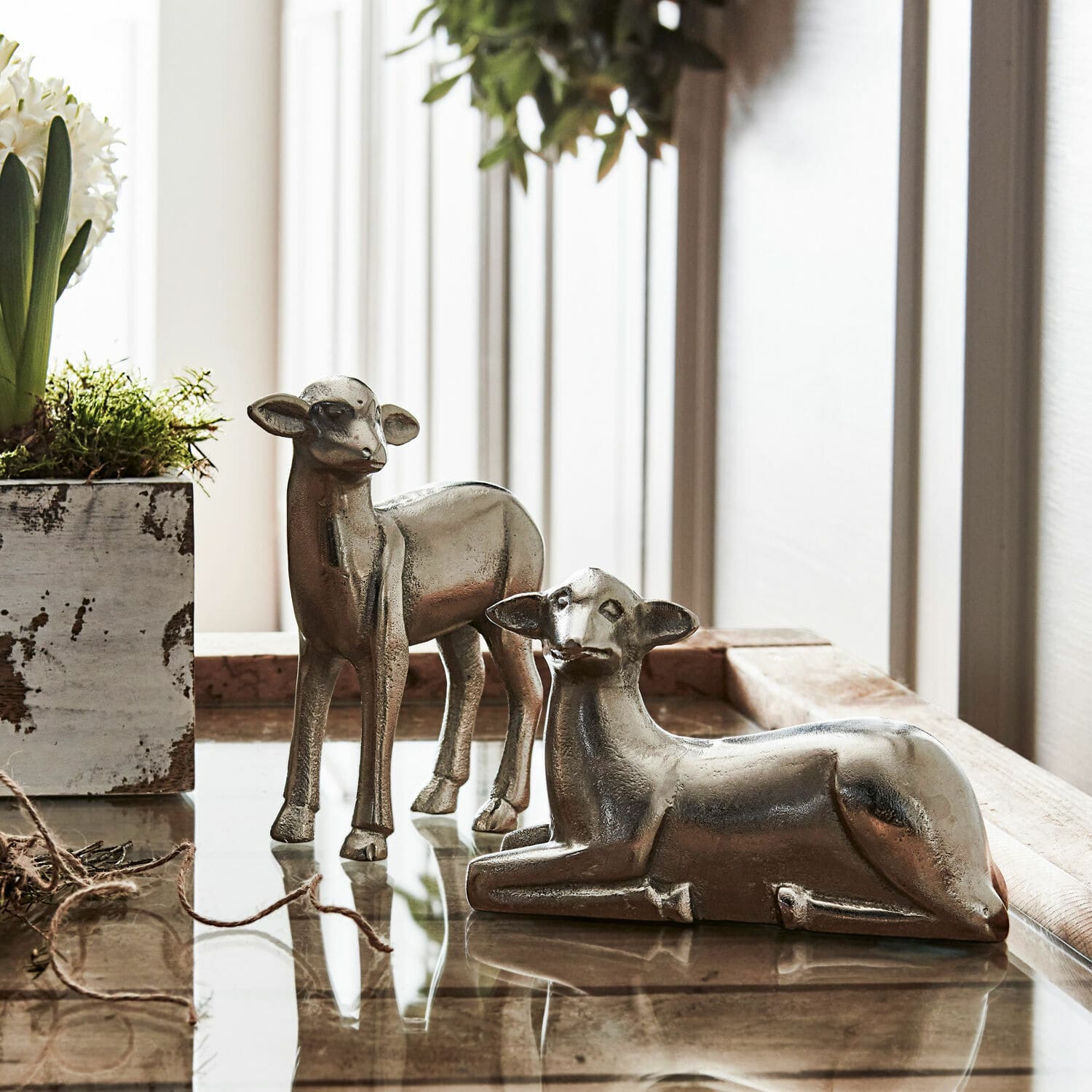 Coppia di agnelli decorativi Charmille Due figure di cervi in metallo argentato su tavolo in vetro, decorazione rustica per interni