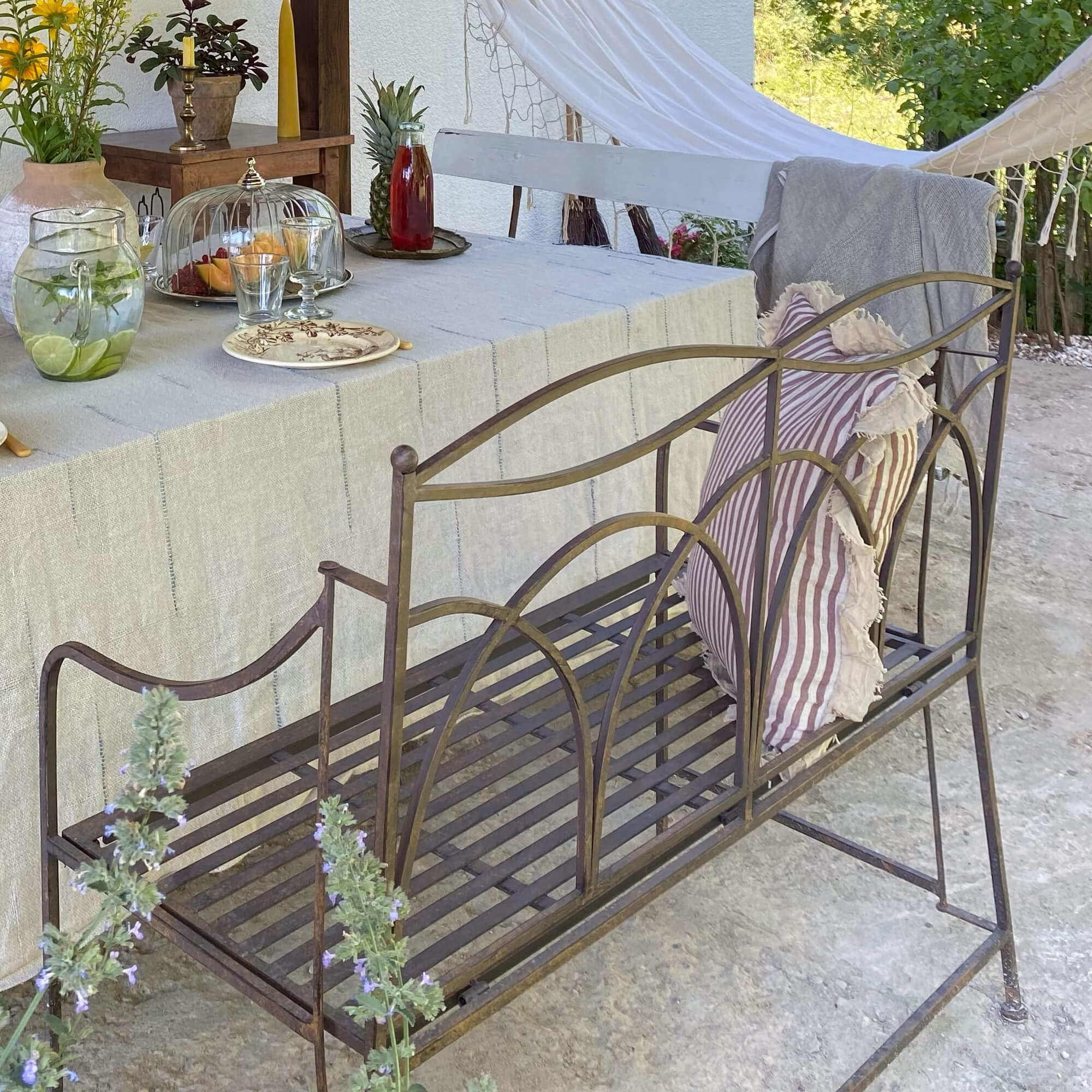 Panchina da giardino in metallo con cuscino a righe, stile rustico per terrazza e giardino