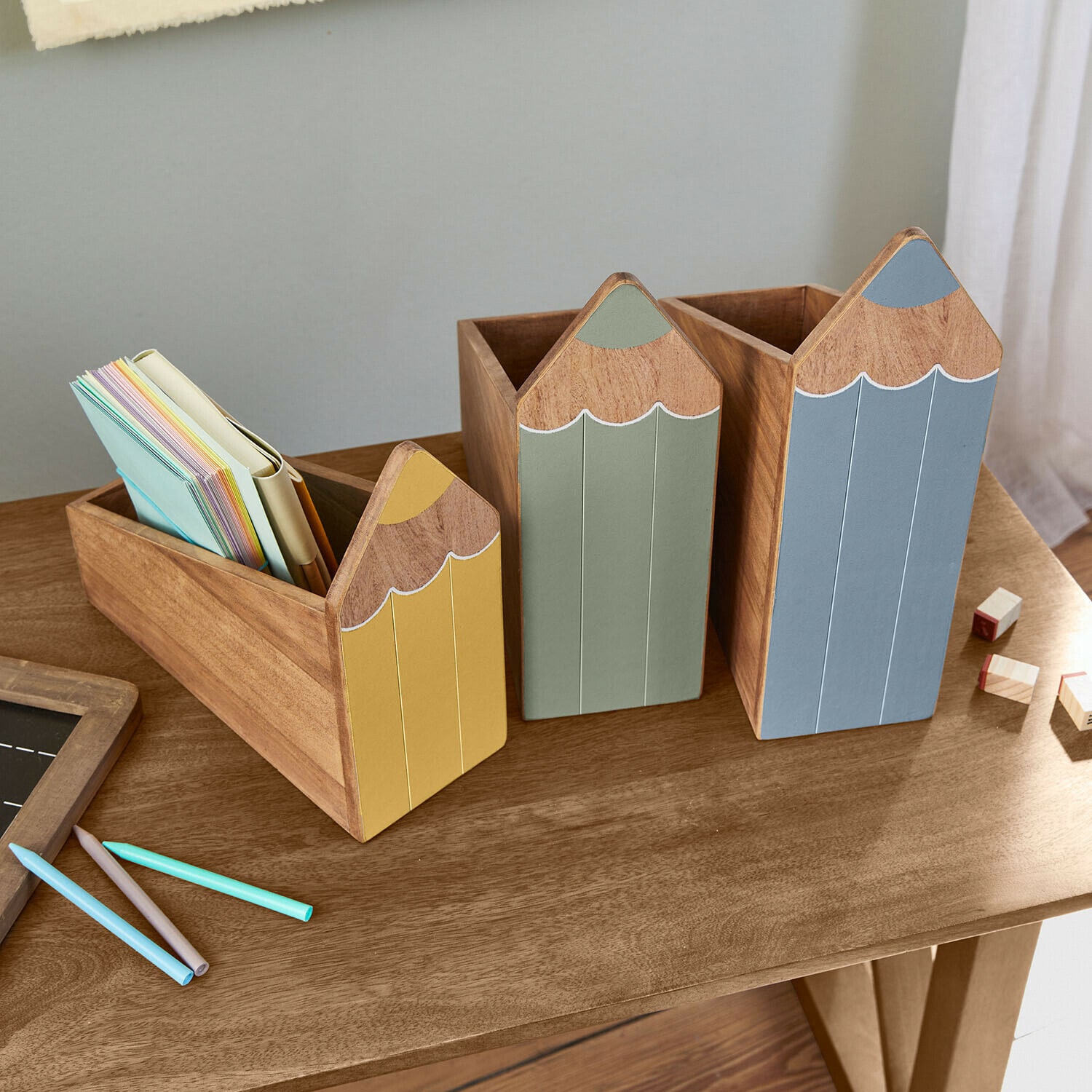 Set di 3 portaoggetti Sønvik Set di tre organizer in legno a forma di matita nei colori giallo, verde e blu su scrivania in legno
