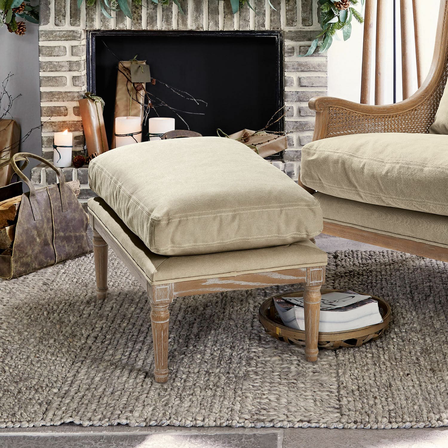 Sgabello Greenbrier Poggiapiedi beige con struttura in legno e cuscino in tessuto morbido su tappeto in soggiorno accogliente