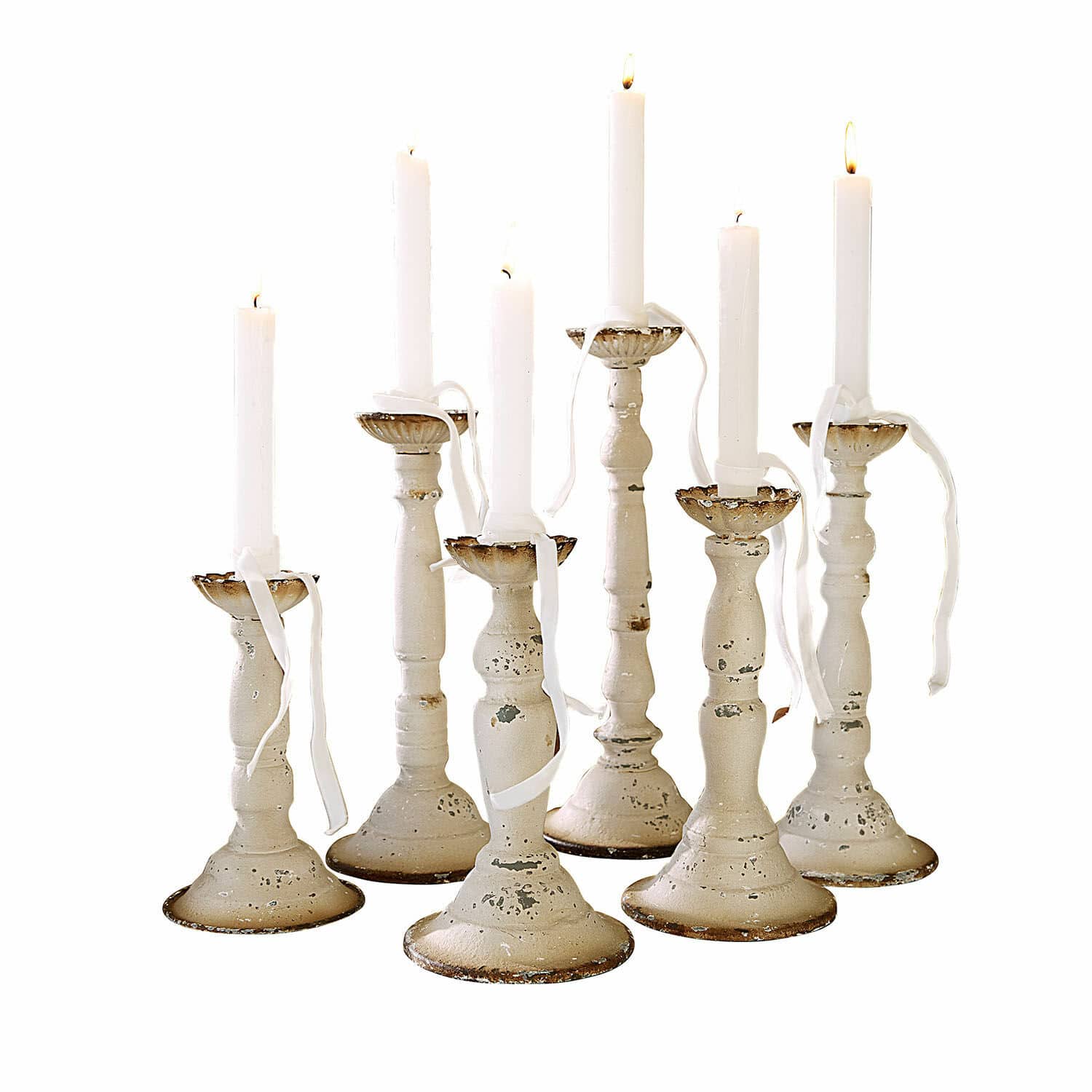 Set di 6 portacandele Rivondelle Set di sette candelabri in metallo bianco con finitura antichizzata e candele bianche accese