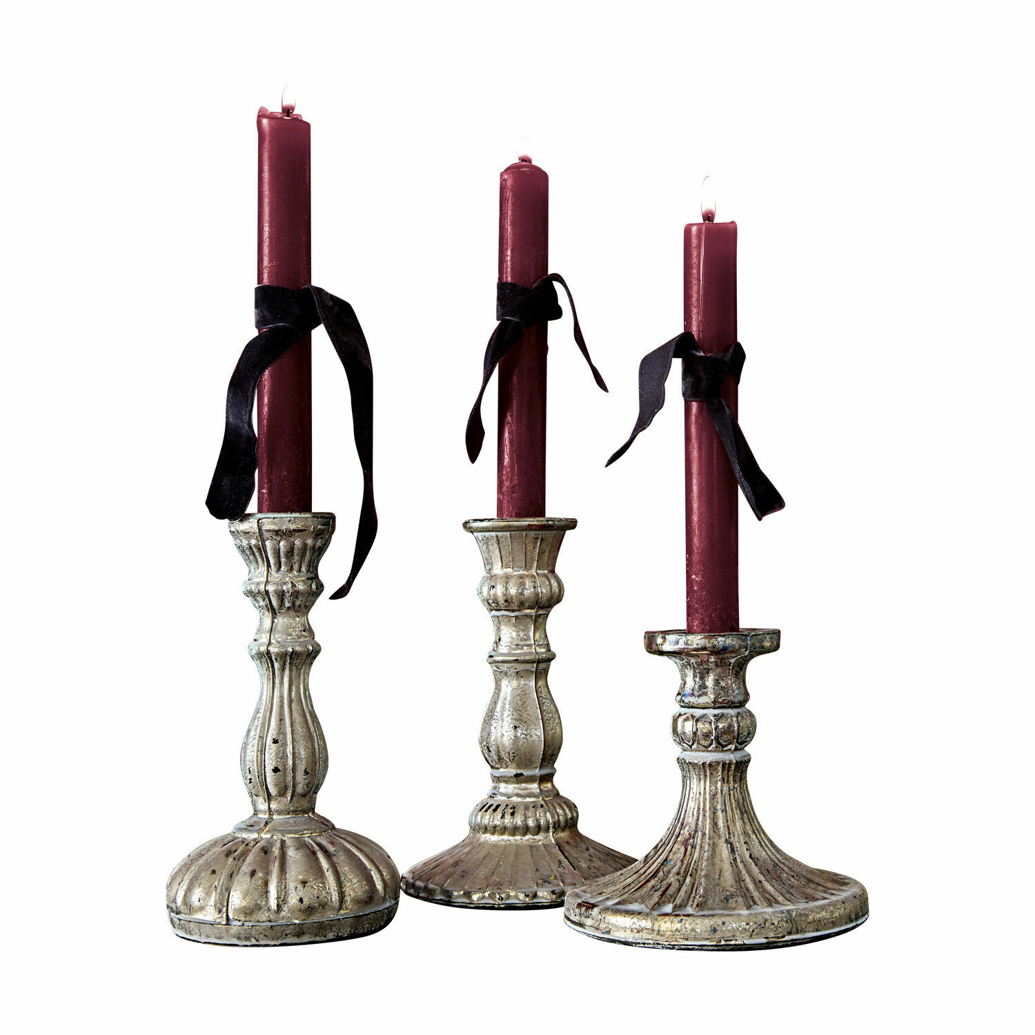 Set di 3 candelieri Bretagne Set di tre candelabri in metallo con candele bordeaux e nastri neri per decorazione d'interni