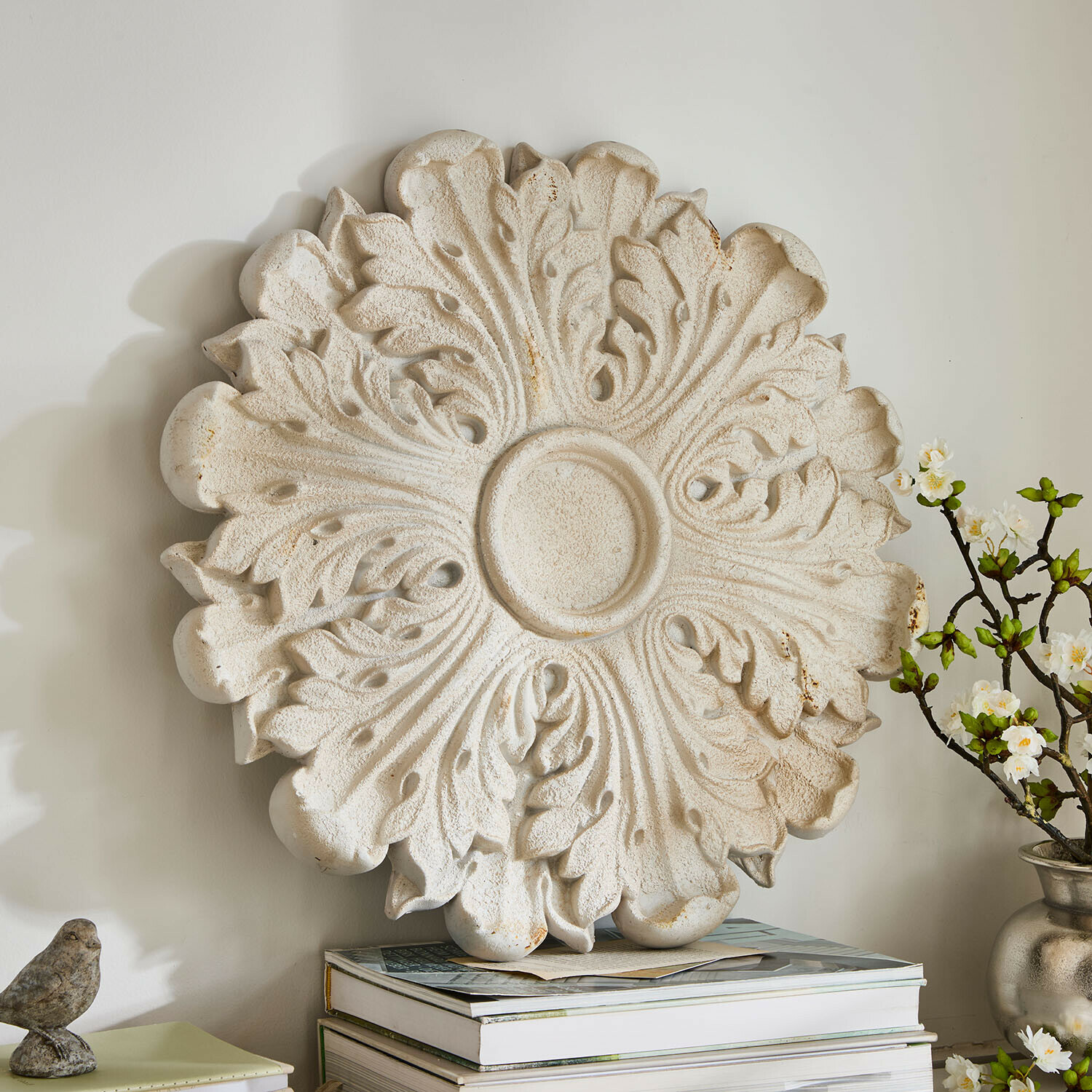 Ornamento da parete Rosavelle Rosone da parete bianco in pietra con motivo fogliare in rilievo, decorazione vintage per interni