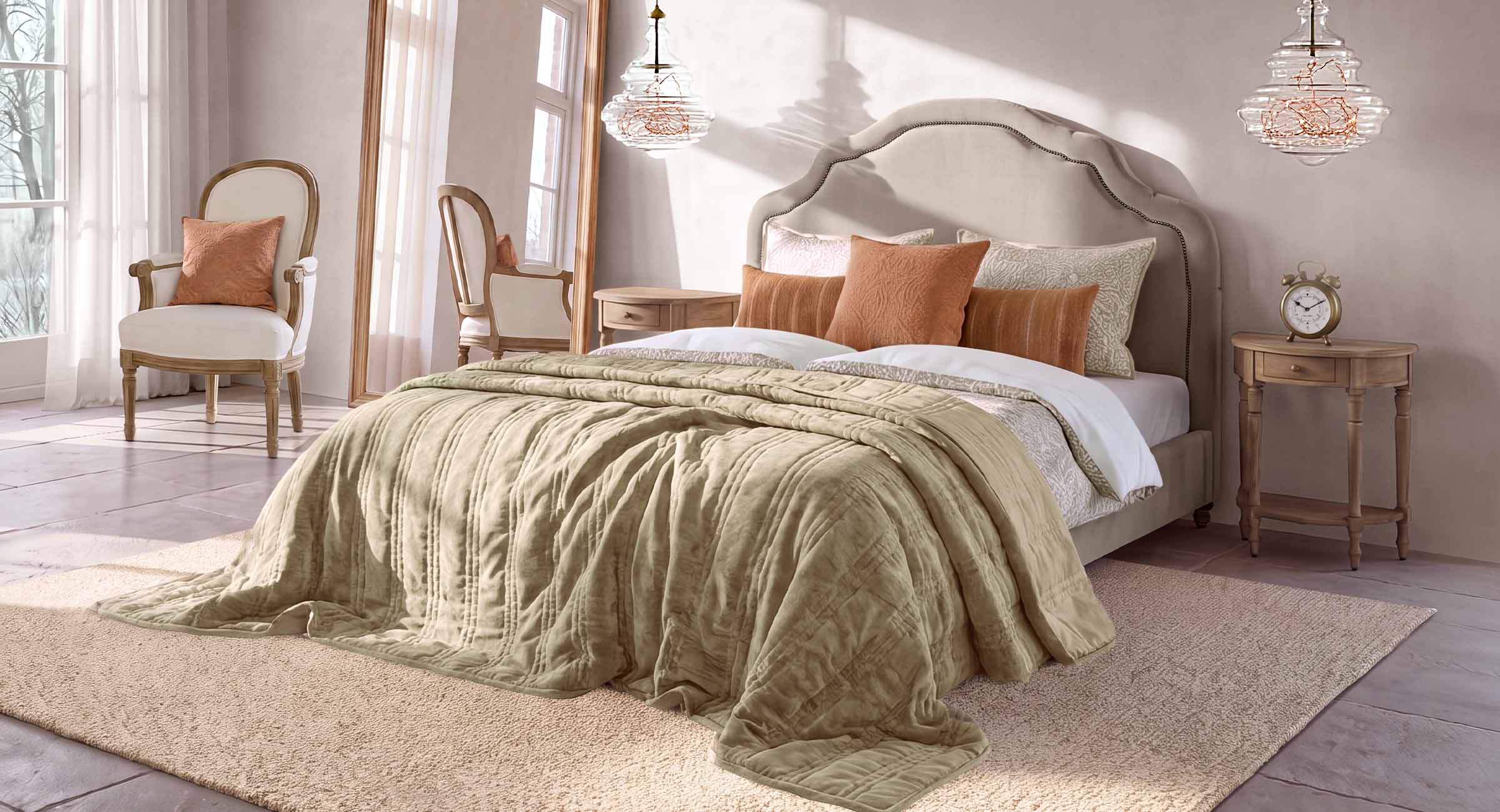 Camera accogliente con coperta trapuntata verde tenue e cuscini cannella su letto beige