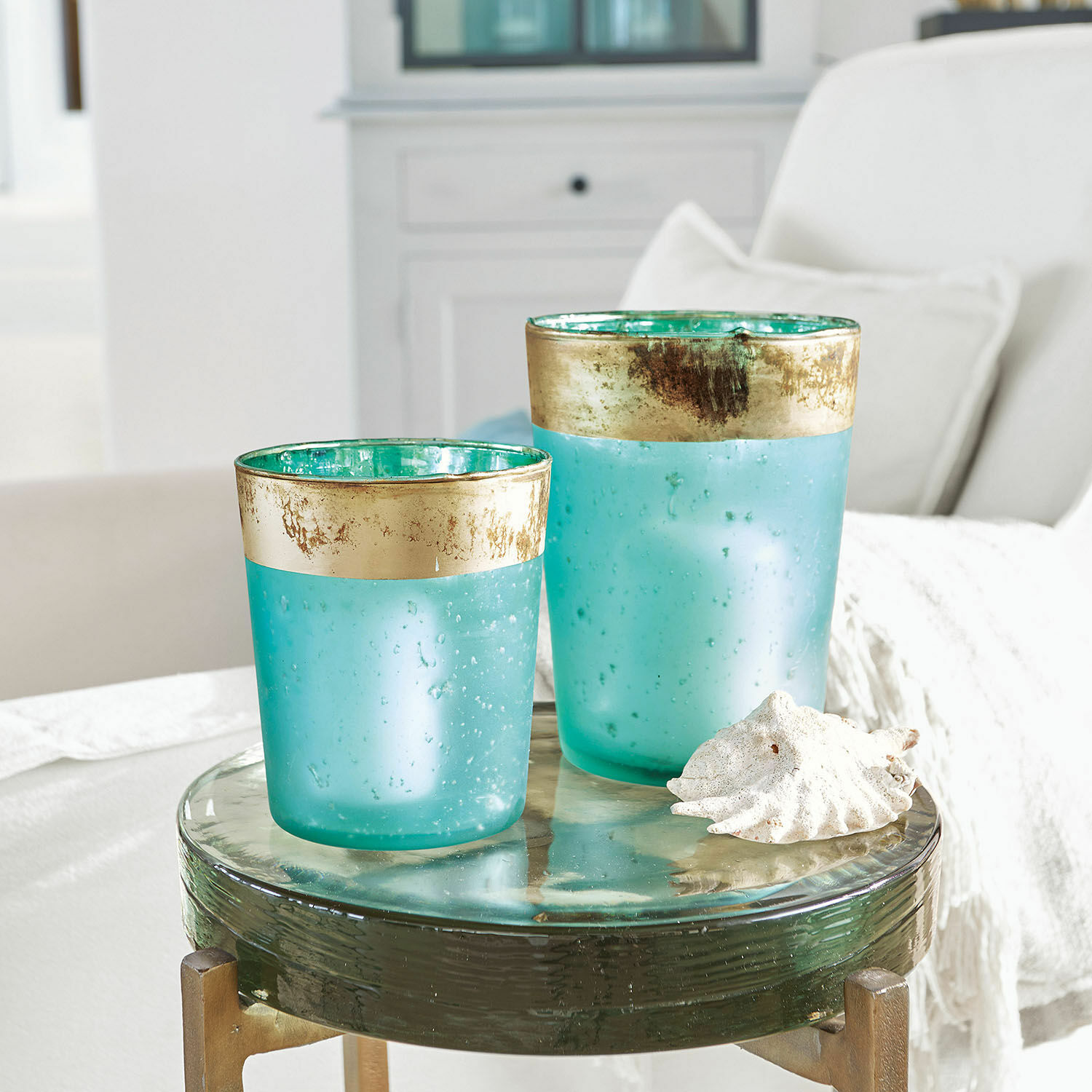Coppia di portalumini Ewena Due portacandele in vetro turchese con bordo dorato su tavolino decorativo in vetro