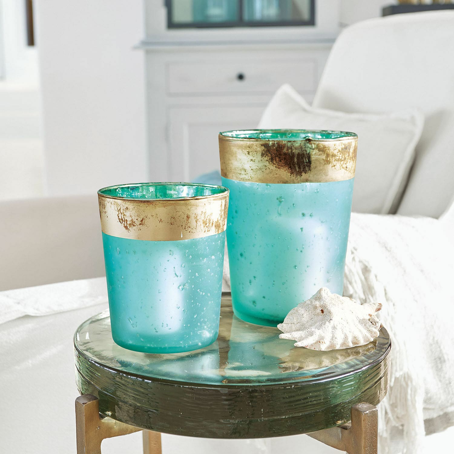 Coppia di portalumini Ewena Due portacandele in vetro turchese con bordo dorato su tavolino decorativo in vetro