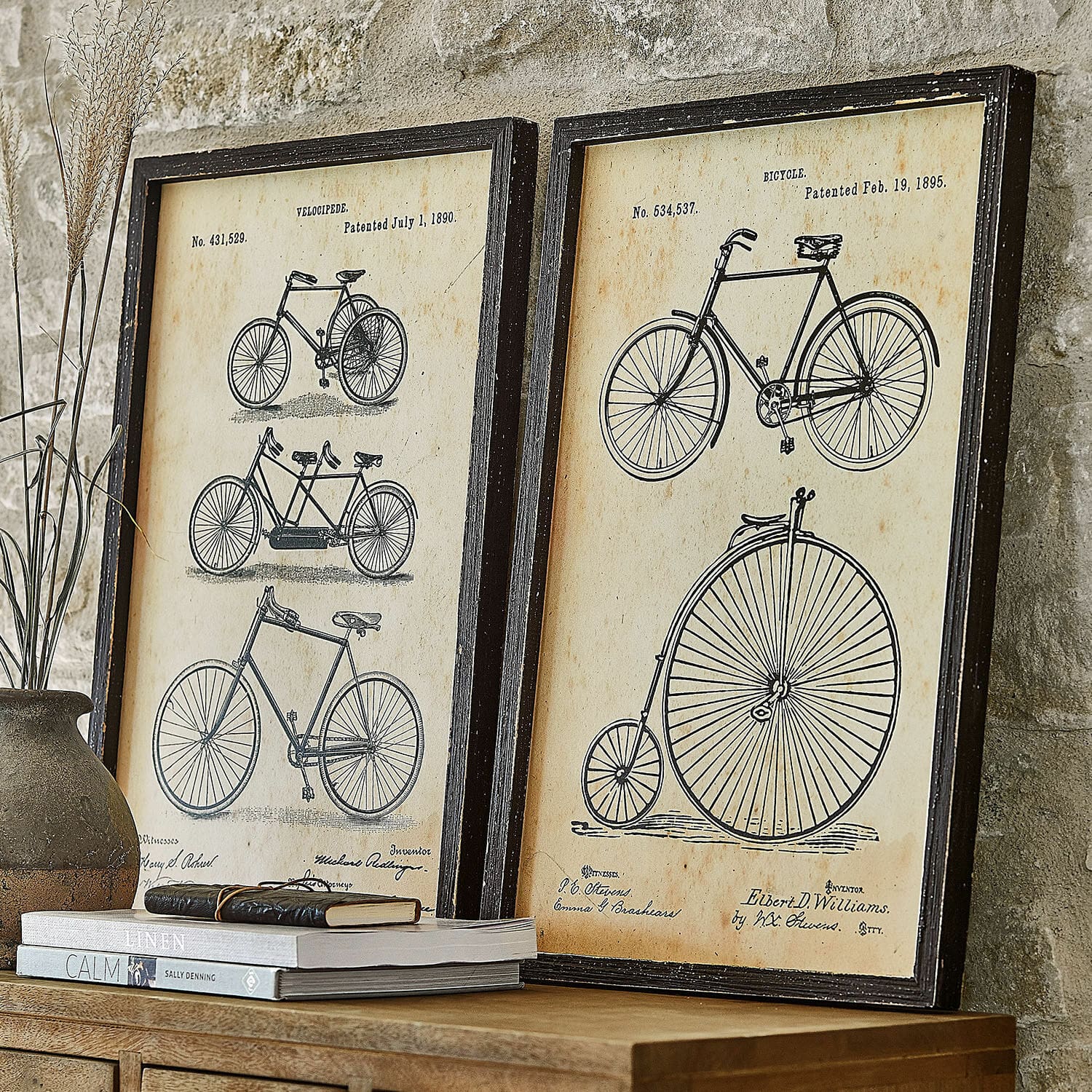 Coppia di quadri Golovine Due stampe incorniciate con disegni vintage di biciclette in bianco e nero su sfondo beige in cornici nere