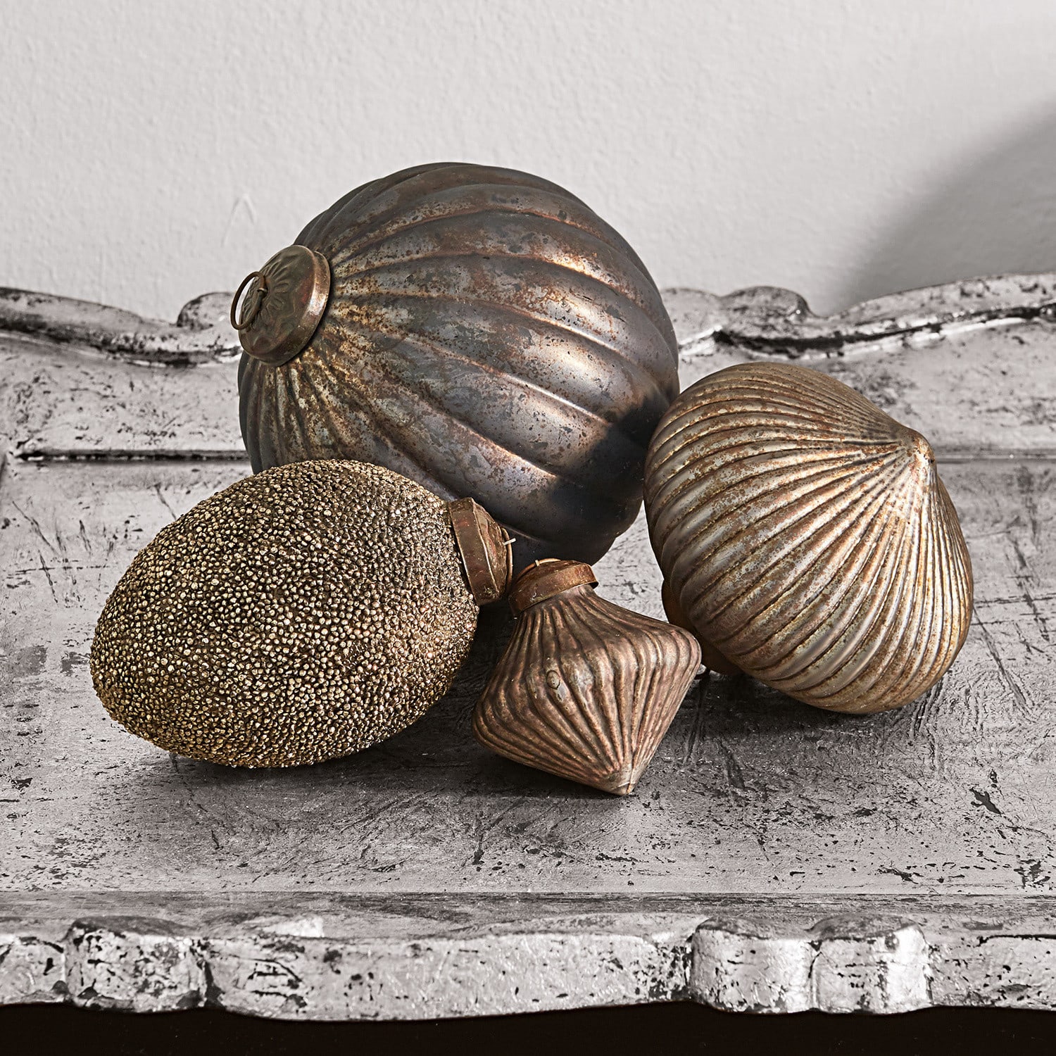 Set di 4 decorazioni natalizie Janine Set di quattro decorazioni metalliche color oro antico su una superficie invecchiata