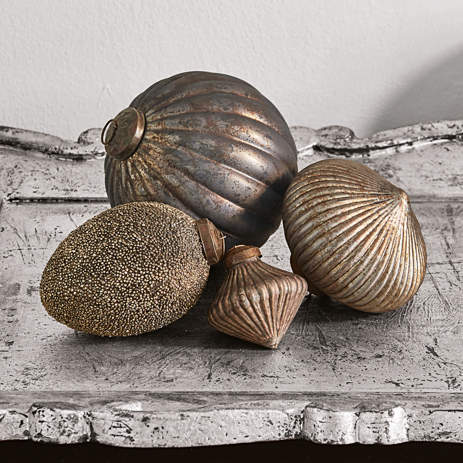 Set di 4 decorazioni natalizie Janine Set di quattro decorazioni metalliche color oro antico su una superficie invecchiata