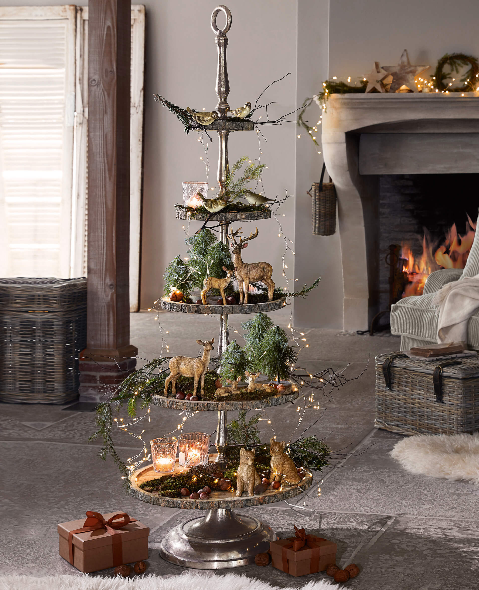 Decorazione metallica a quattro livelli con figure di animali e luci LED in colori naturali