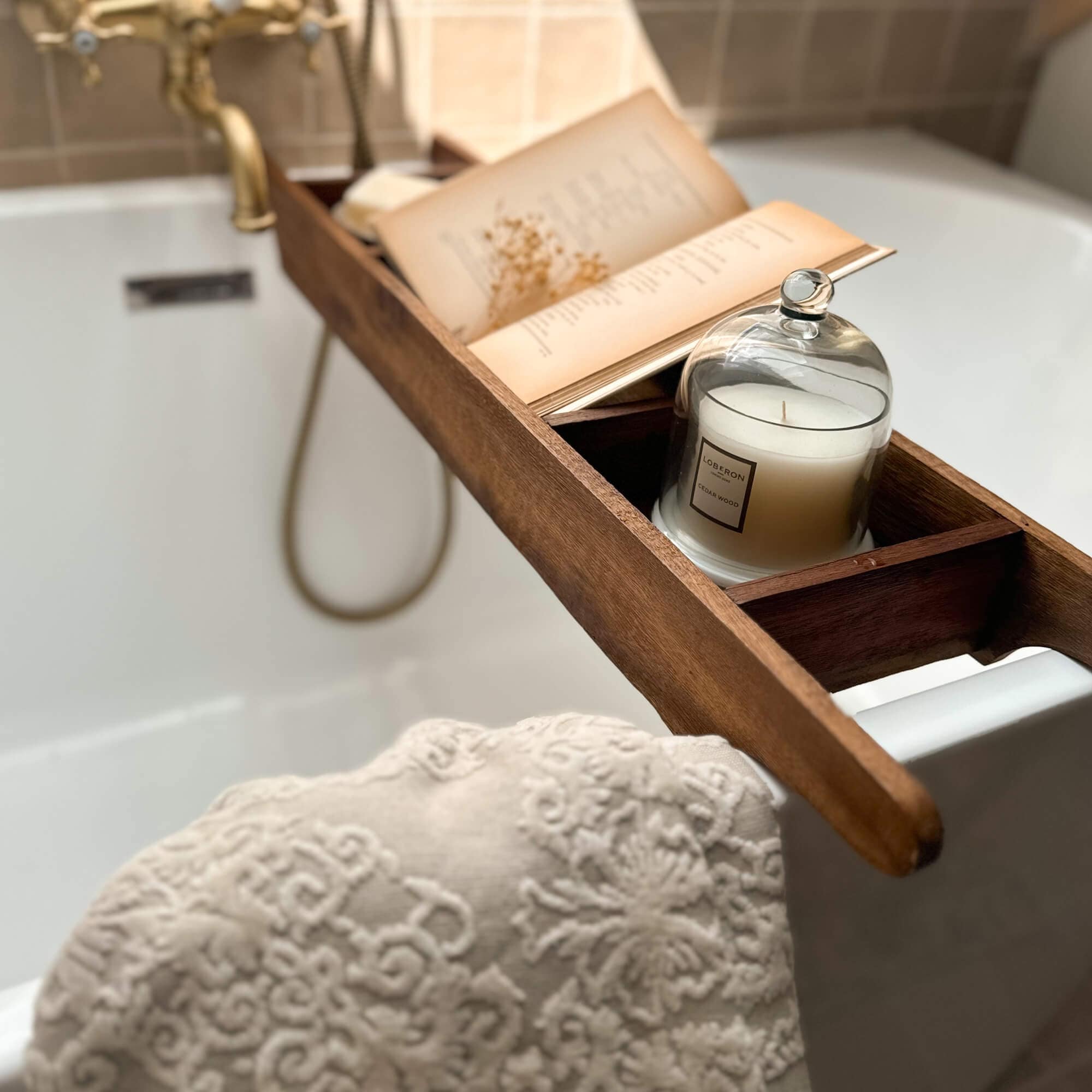 Vassoio in legno per vasca con candela bianca e libro aperto, accessorio bagno rilassante