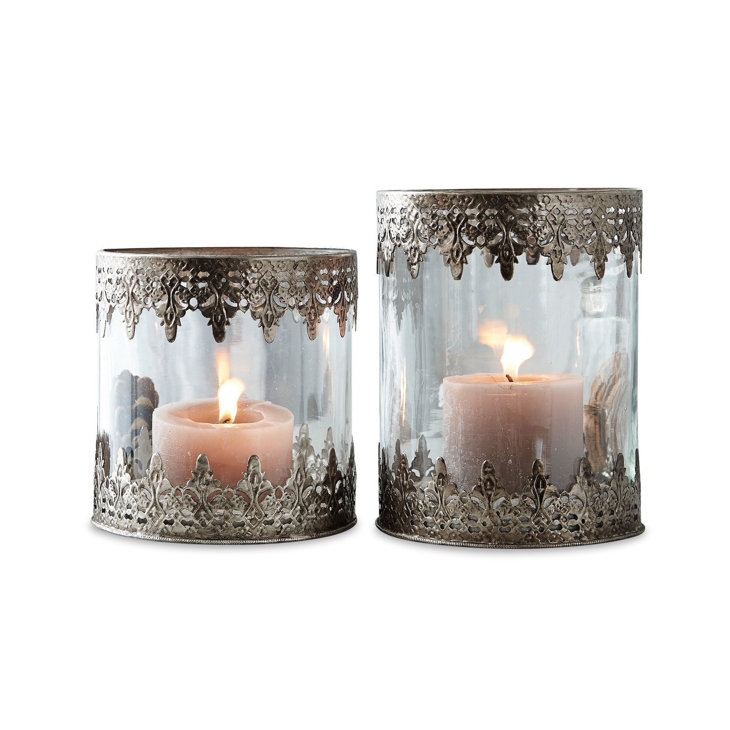 Coppia di portacandeline Lauriane Set di due portacandele in vetro con decorazione in metallo argentato traforato e candele accese all'interno