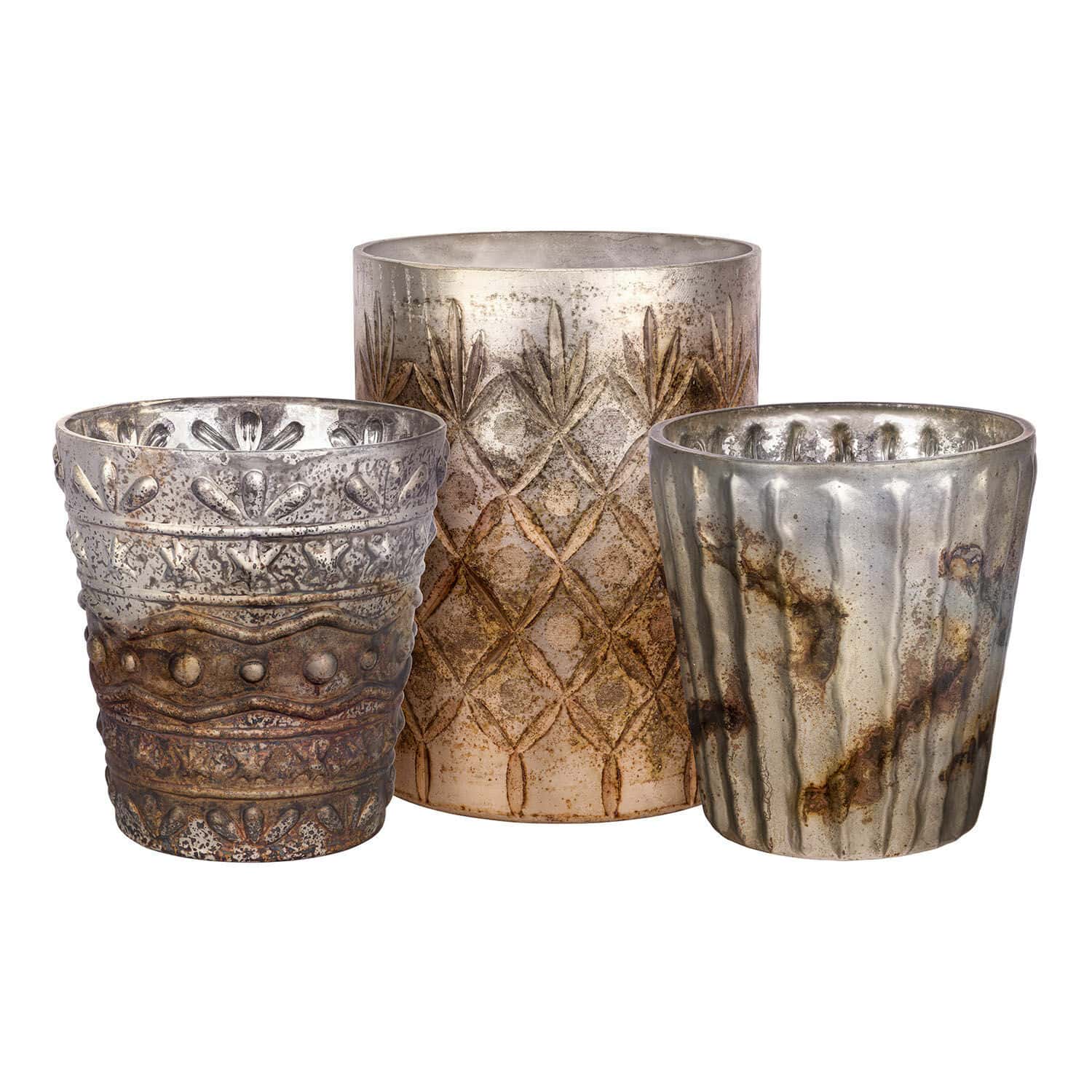 Set di 3 portacandele Ginai Set di tre portacandele in metallo con motivo rustico in argento e bronzo