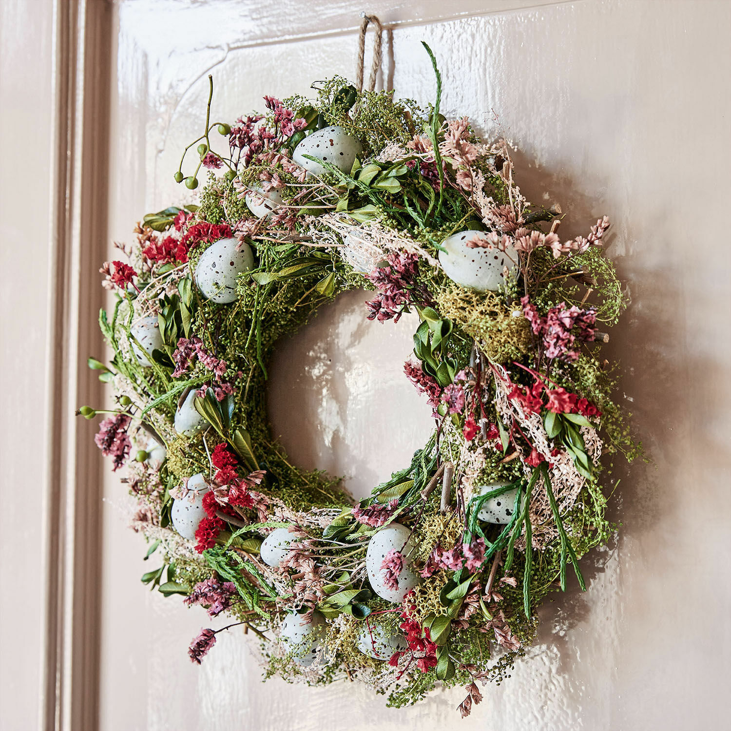 Ghirlanda Kolton Corona decorativa con foglie verdi, fiori rossi e uova azzurre per decorazione primaverile sulla porta