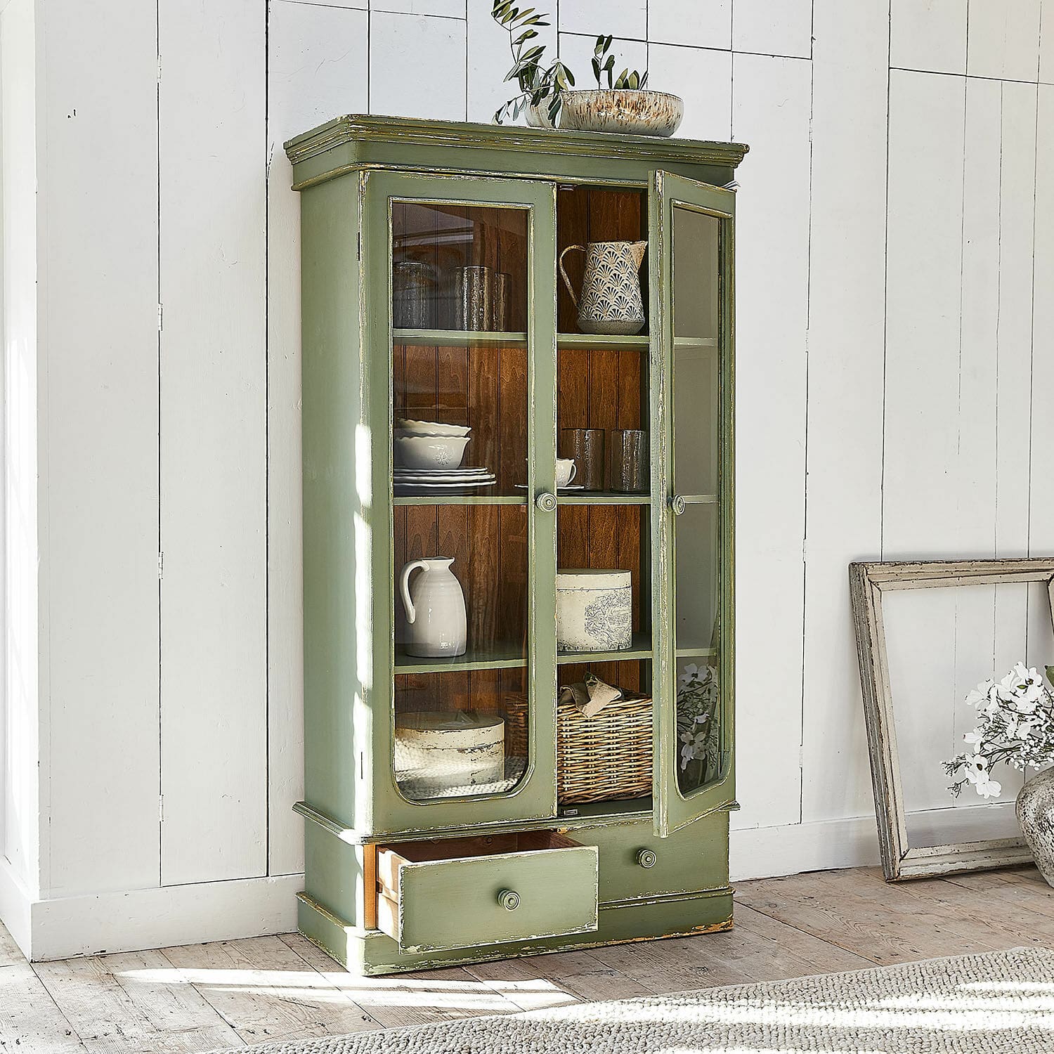 Armadio Cassanet Vetrina in legno verde con ante in vetro e cassetto, stile rustico per decorazioni