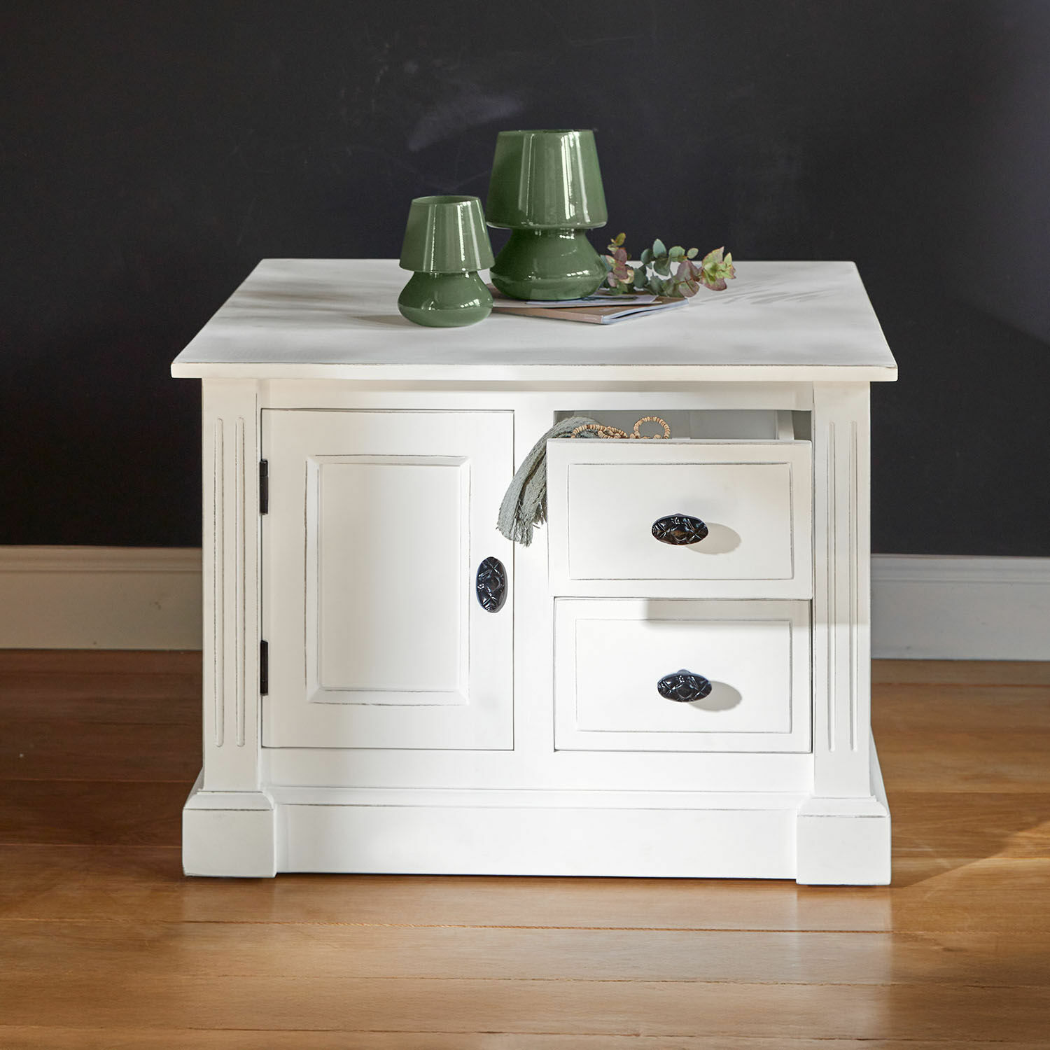 Tavolino da salotto Lune Sauvage Tavolino bianco in legno con cassetti e lampade in ceramica verde sopra, mobile da soggiorno