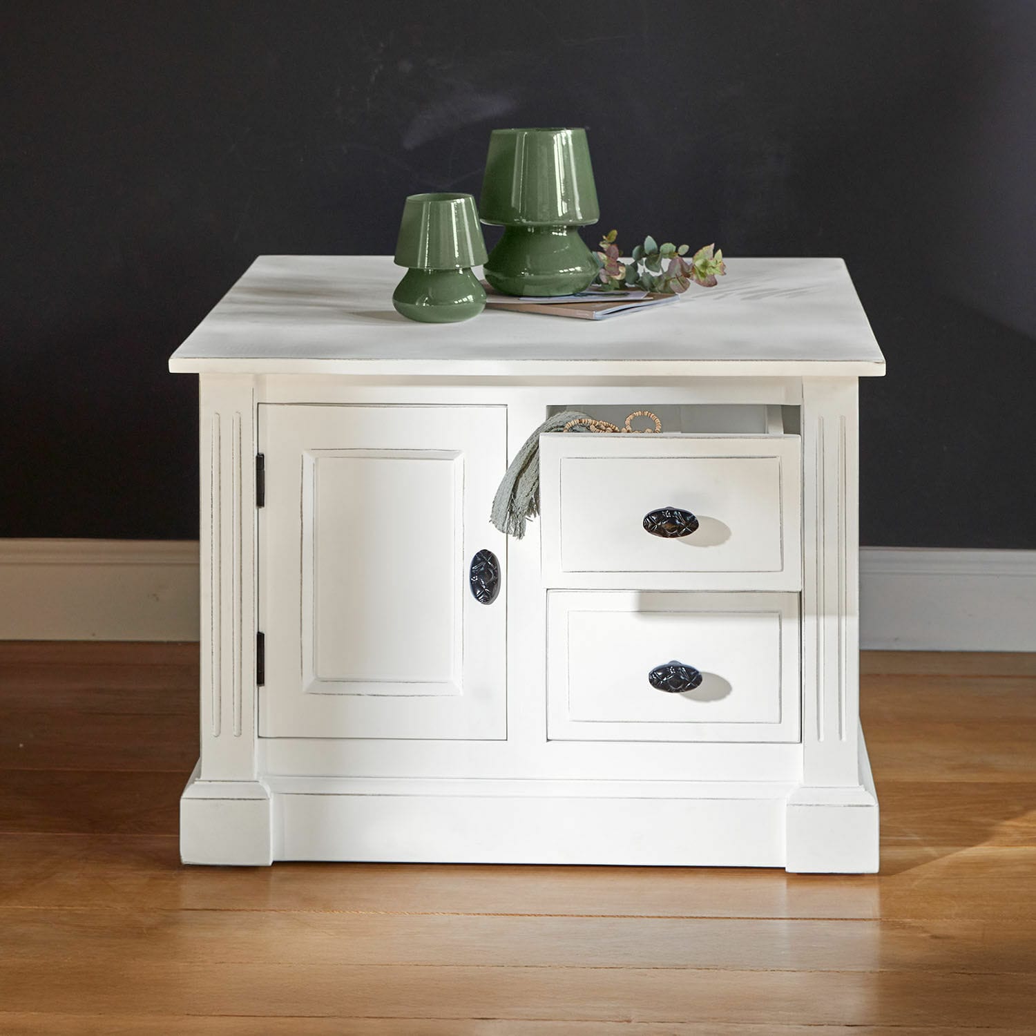 Tavolino da salotto Lune Sauvage Tavolino bianco in legno con cassetti e lampade in ceramica verde sopra, mobile da soggiorno