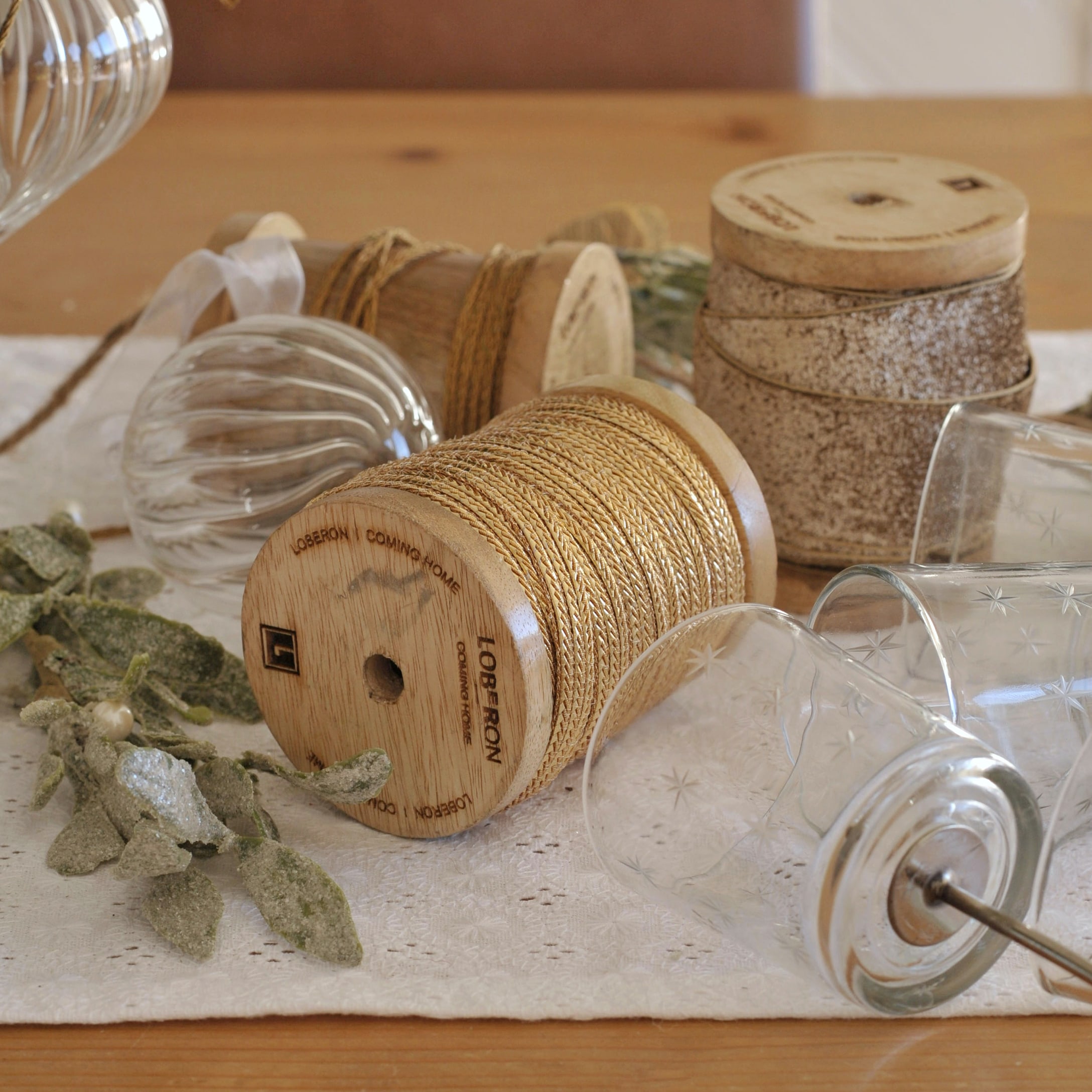 Bobine in legno con corda naturale e portacandele in vetro per decorazioni natalizie