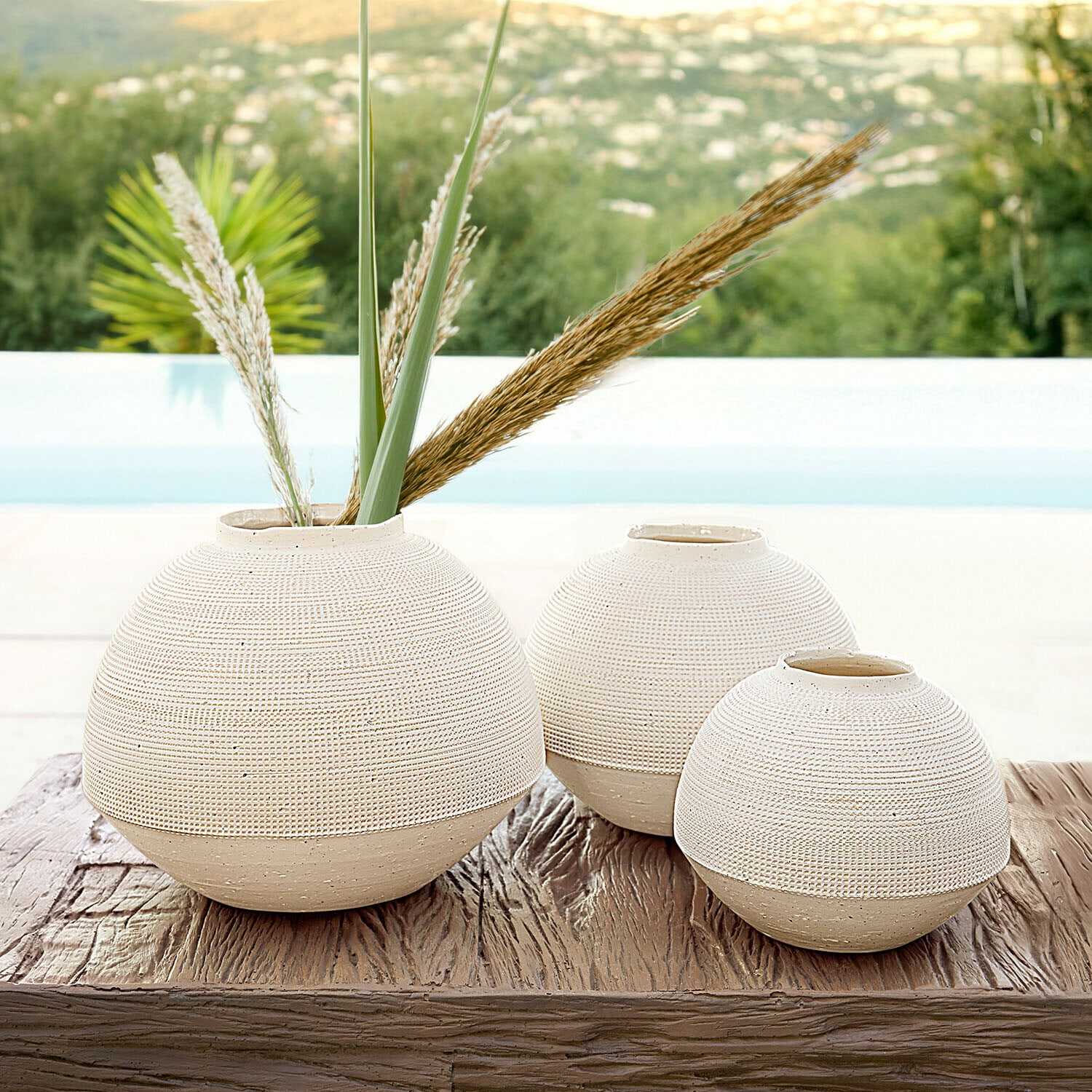 Set di 3 vasi Émoliane Set di tre vasi rotondi in ceramica beige su tavolo in legno, decorazione d'interni elegante