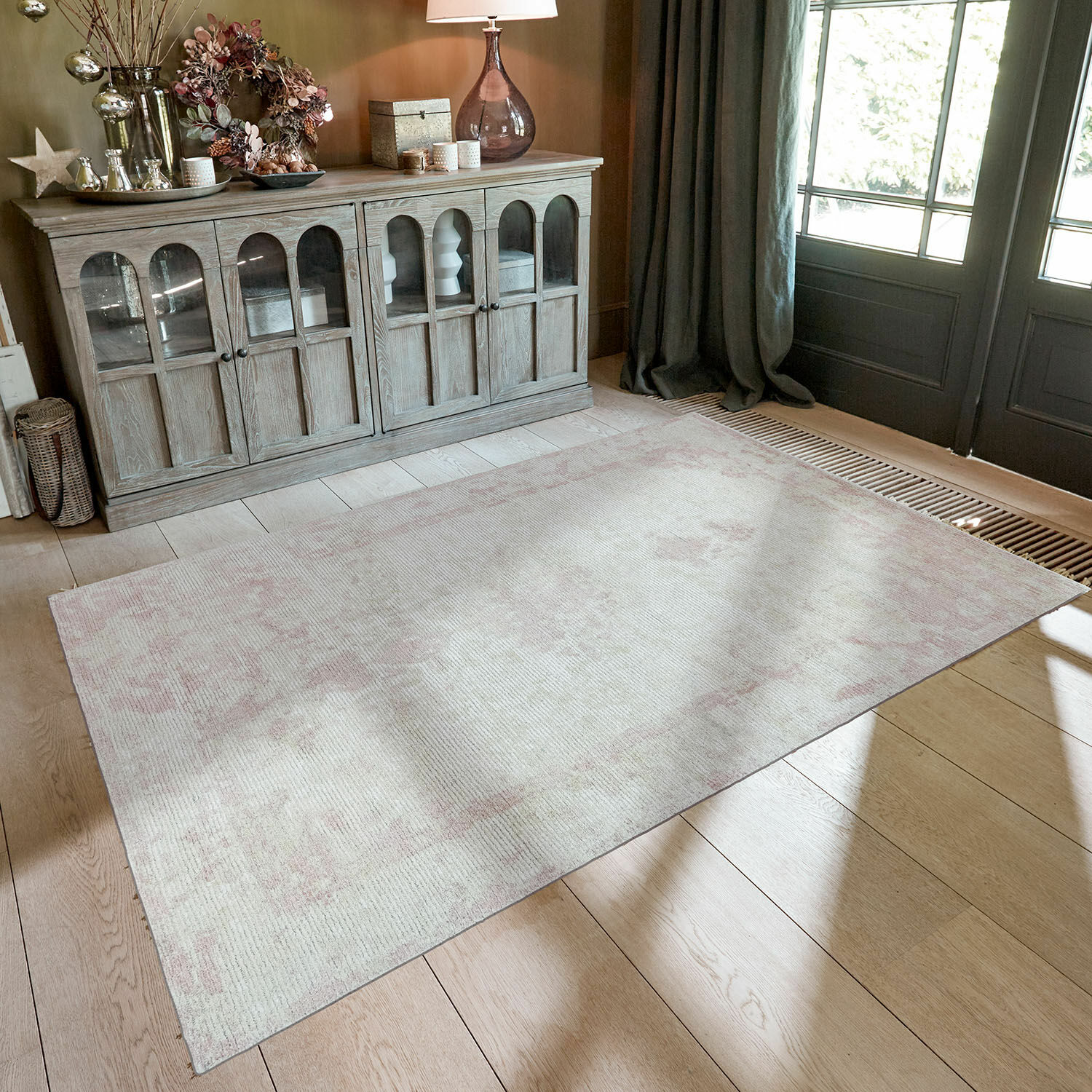 Tappeto Zilevax Tappeto beige con motivi rosa chiaro su pavimento in legno in ambiente elegante