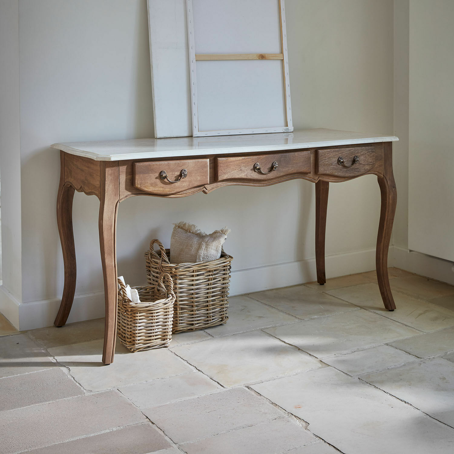 Scrivania Whittlesey Consolle in legno con piano in marmo bianco e tre cassetti in stile classico elegante