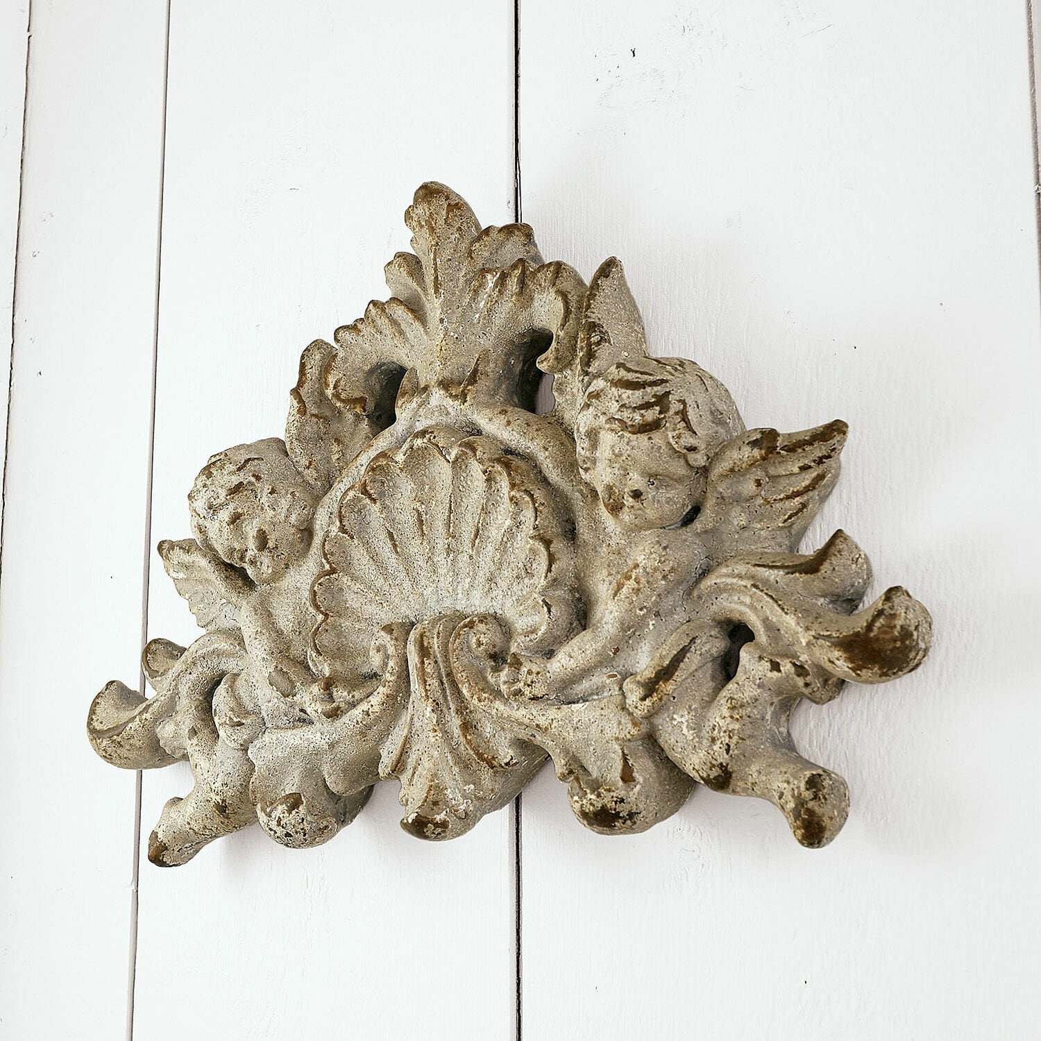 Ornamento da parete Gordian Scultura decorativa in pietra beige invecchiata con angeli e conchiglia per interni vintage