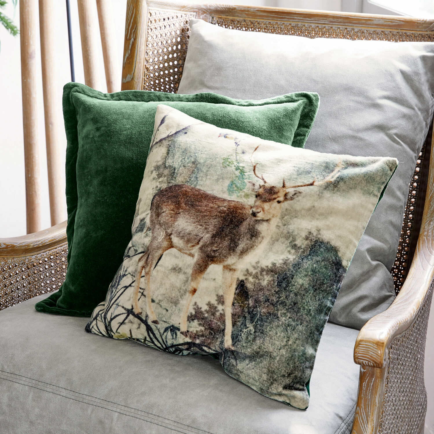 Coppia di copricuscini Anie Set di cuscini decorativi con motivo cervo e velluto verde su poltrona grigia