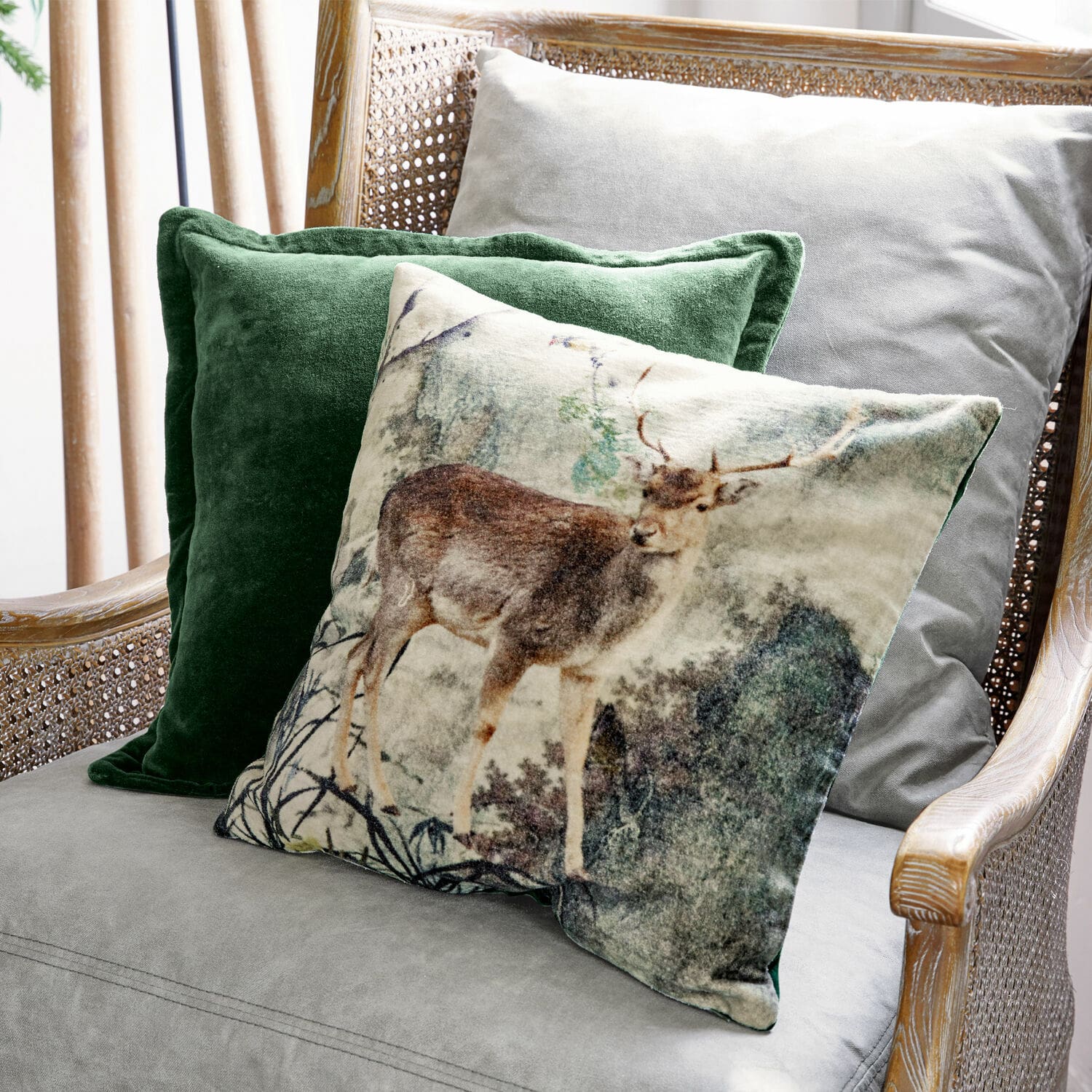 Coppia di copricuscini Anie Set di cuscini decorativi con motivo cervo e velluto verde su poltrona grigia
