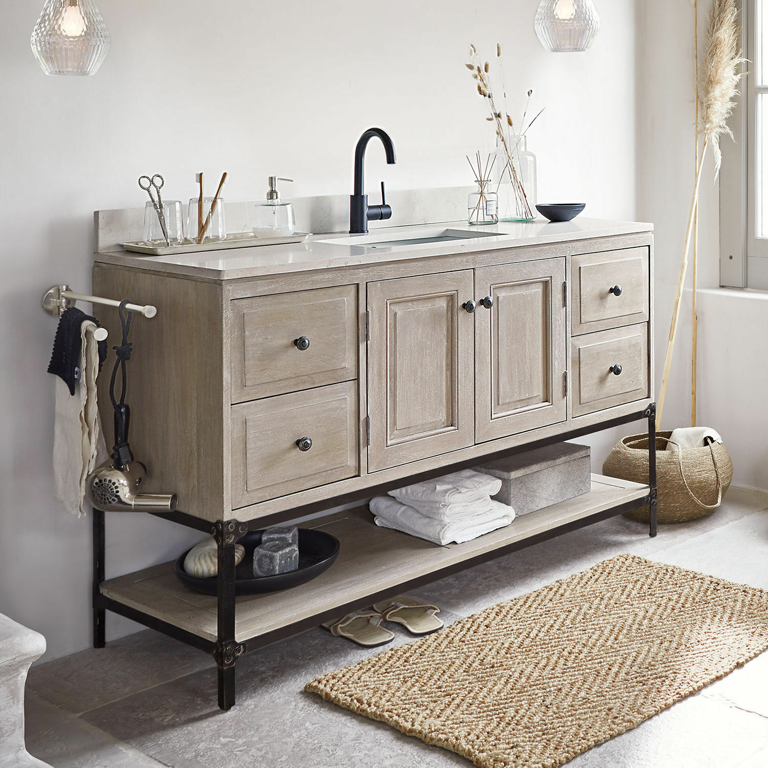 Mobile con lavabo Bayeaux Mobile bagno in legno naturale con rubinetto nero e piano in marmo chiaro