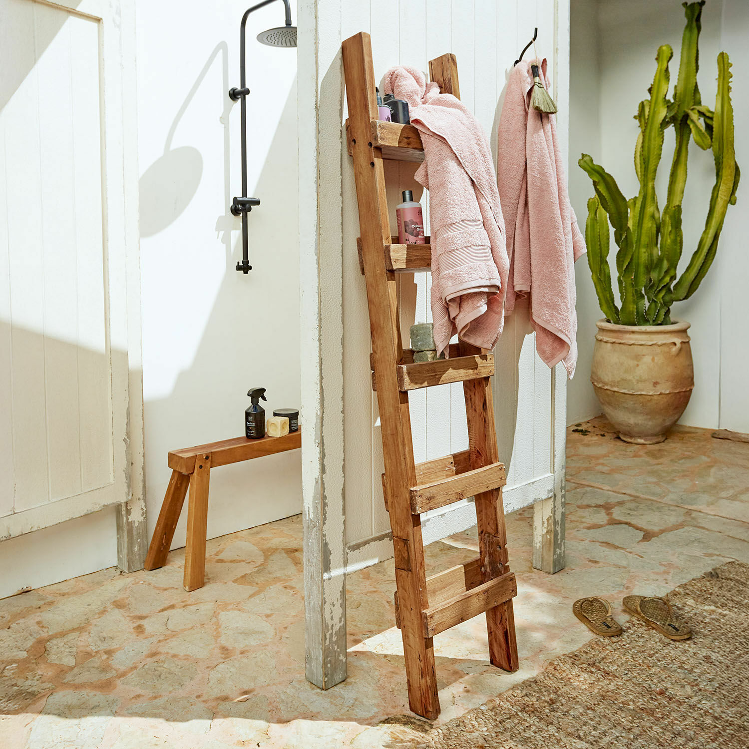Scaffale a scala Fresollier Scala decorativa in legno con asciugamani rosa in bagno luminoso con doccia e cactus