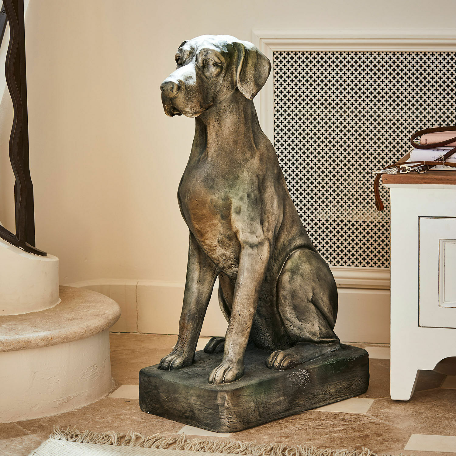 Cane decorativo Jules Scultura di cane in pietra grigia e marrone per elegante decorazione d'interni