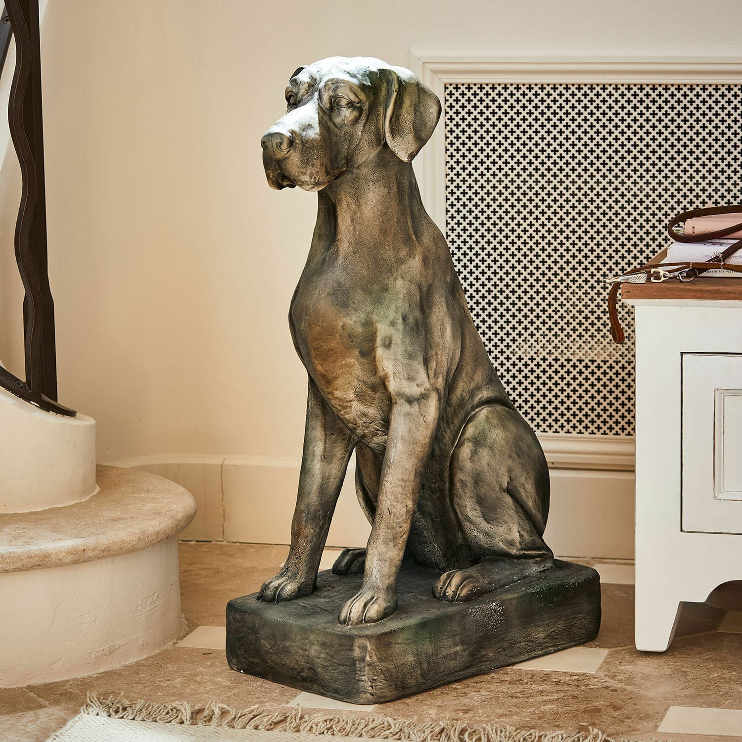 Cane decorativo Jules Scultura di cane in pietra grigia e marrone per elegante decorazione d'interni