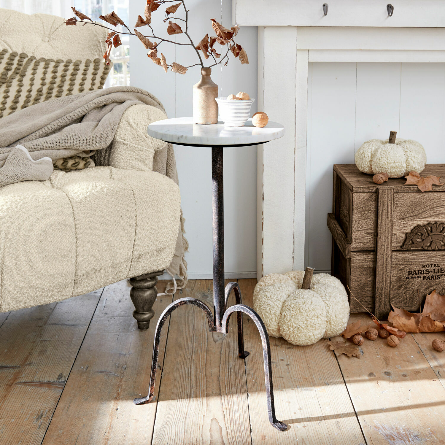 Tavolino di complemento Taylor Tavolino con piano in marmo e base in metallo in soggiorno rustico con divano beige