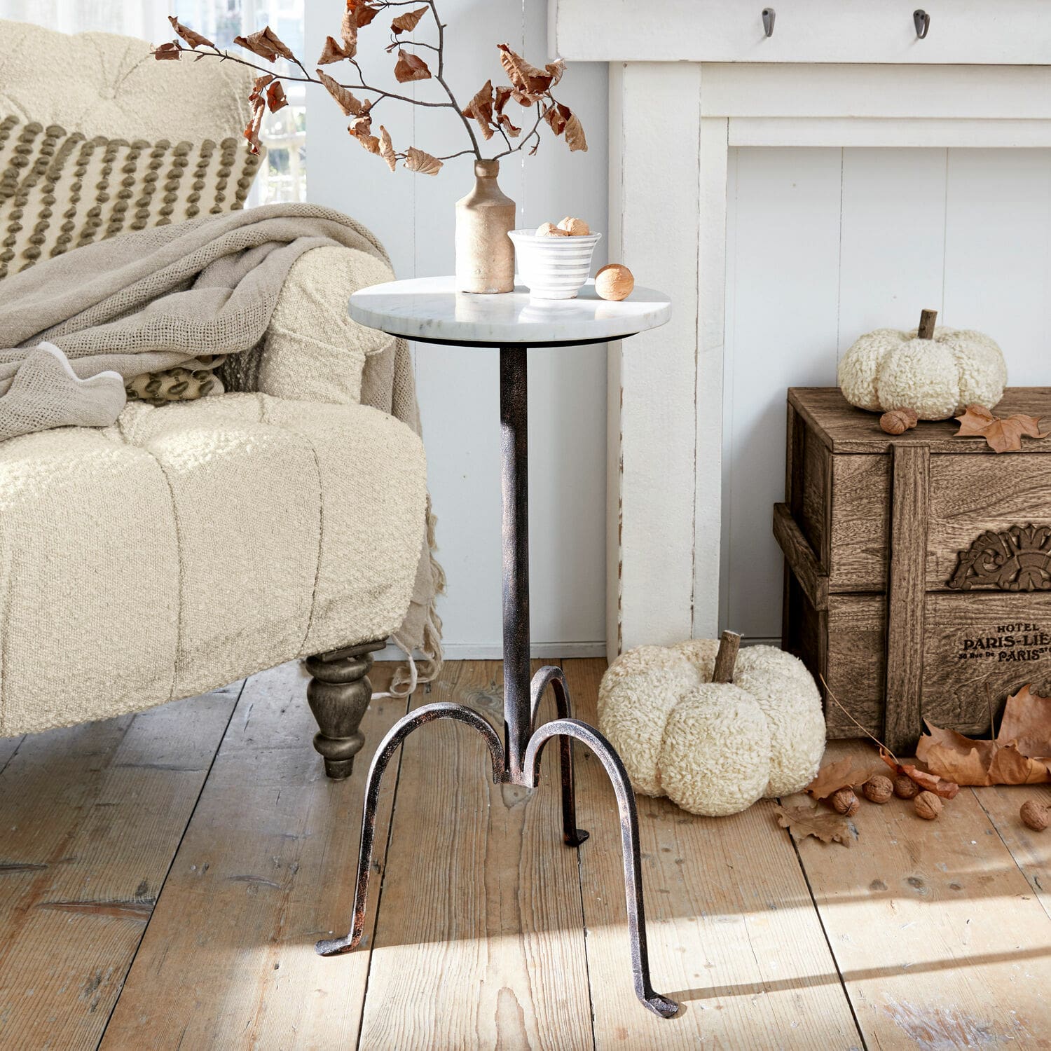 Tavolino di complemento Taylor Tavolino con piano in marmo e base in metallo in soggiorno rustico con divano beige
