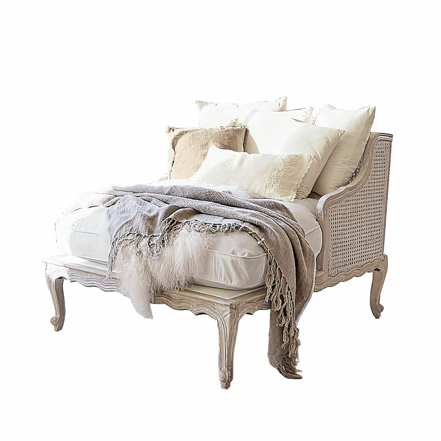 Chaise longue Dronne Chaise longue elegante in legno chiaro con schienale intrecciato, cuscini crema e coperta grigia