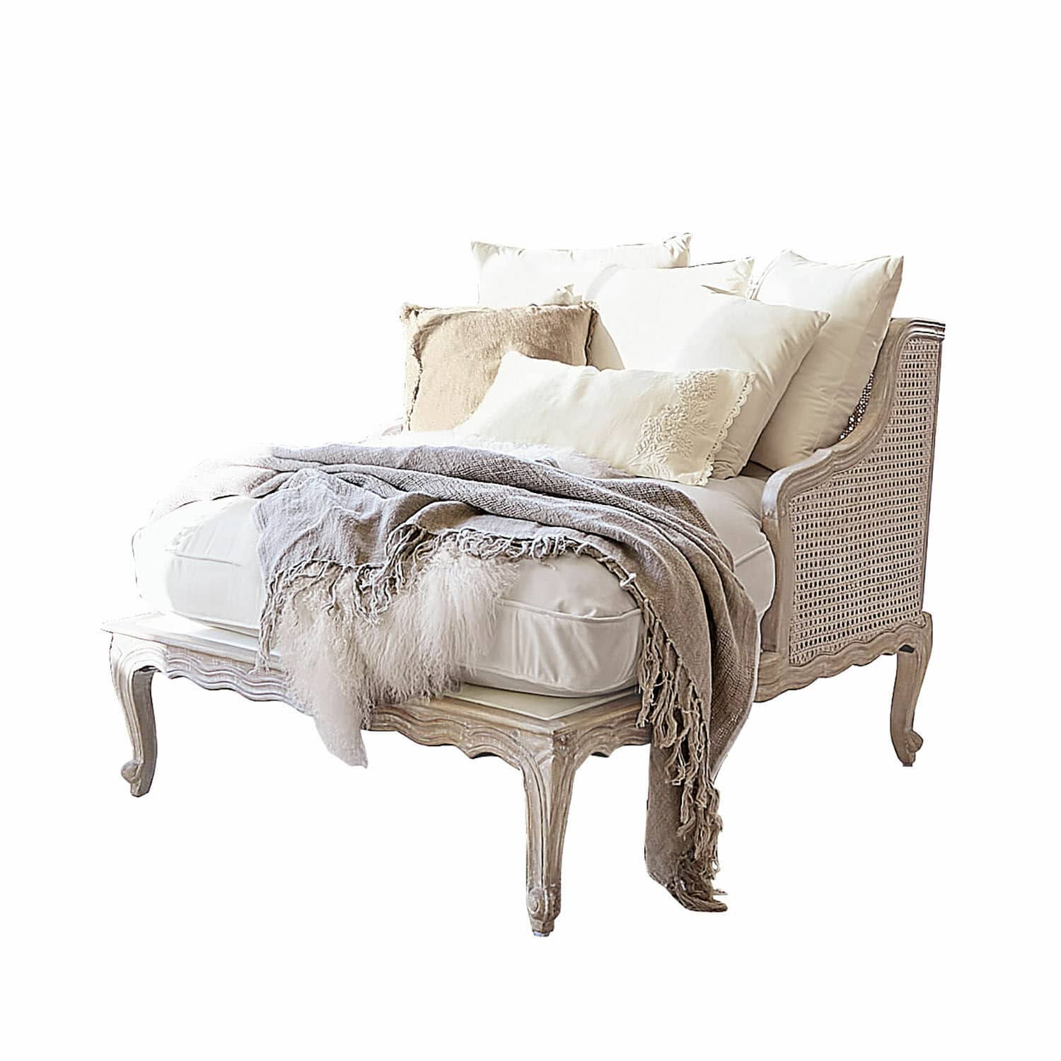Chaise longue elegante in legno chiaro con schienale intrecciato, cuscini crema e coperta grigia