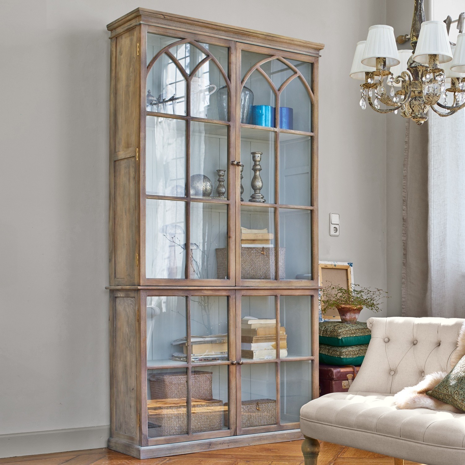 Credenza Garrard Vetrina in legno naturale con ante in vetro e ripiani decorativi in soggiorno